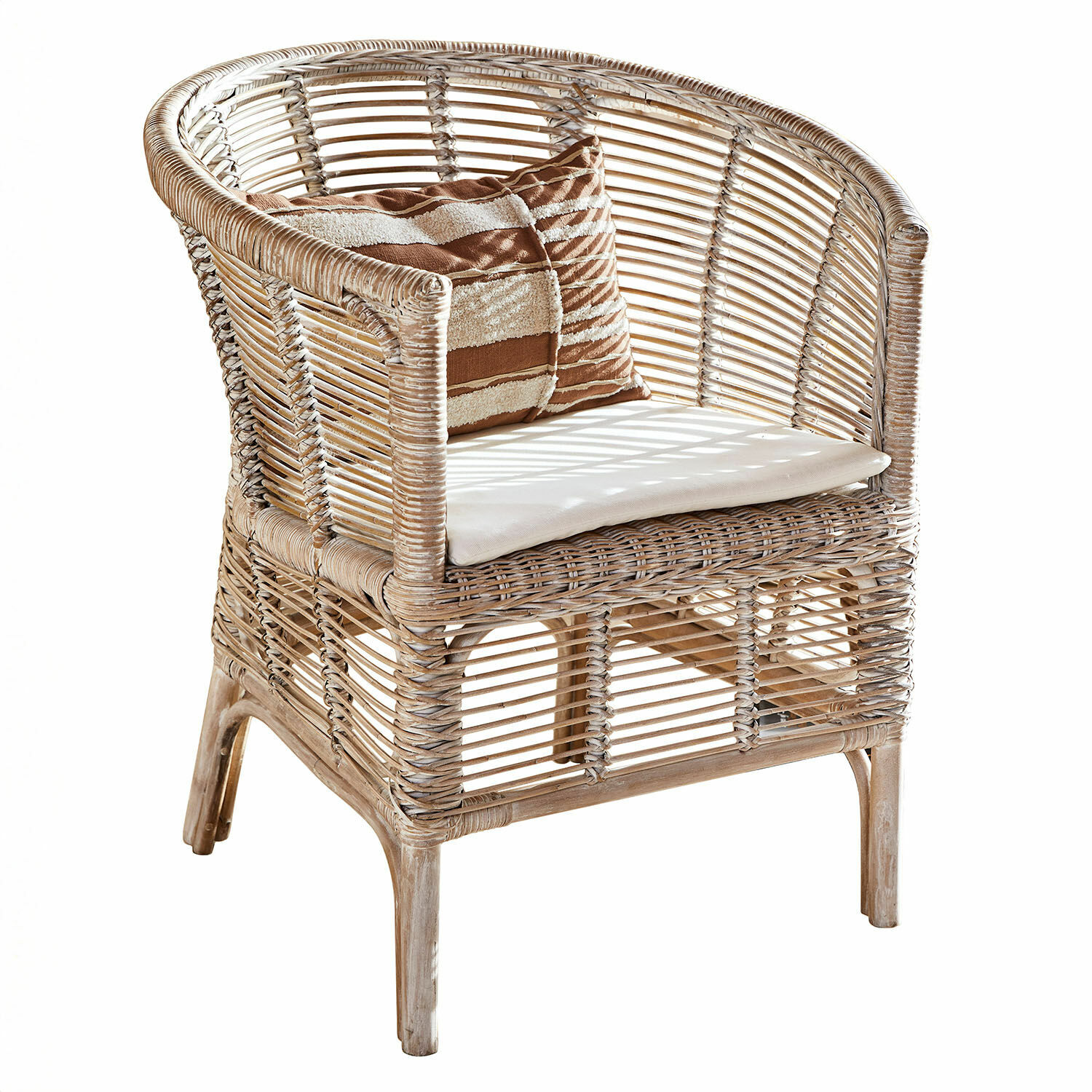 Silla Saulnes Sillón de ratán color natural con cojín blanco y cojín decorativo a rayas marrones