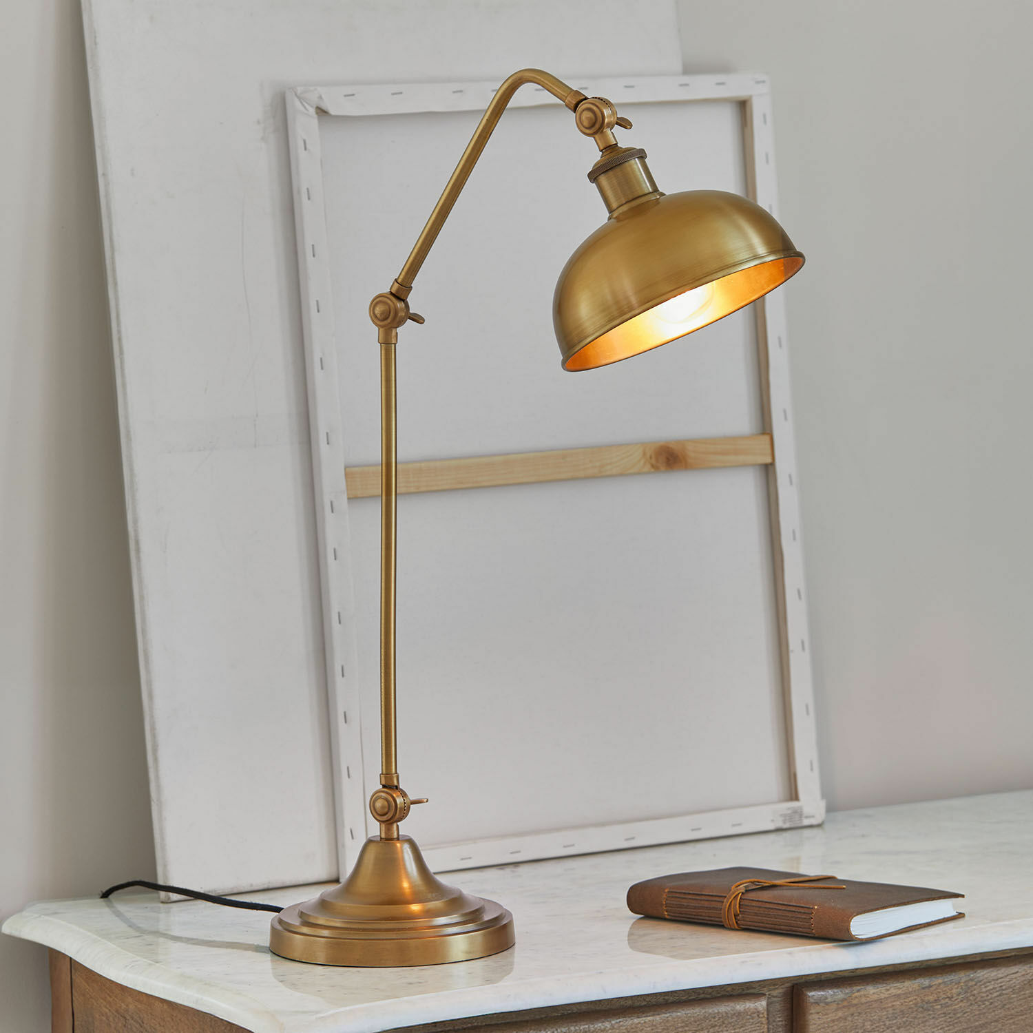 Lámpara de mesa Delacroille Lámpara de mesa de latón con brazo ajustable sobre superficie de mármol, estilo vintage