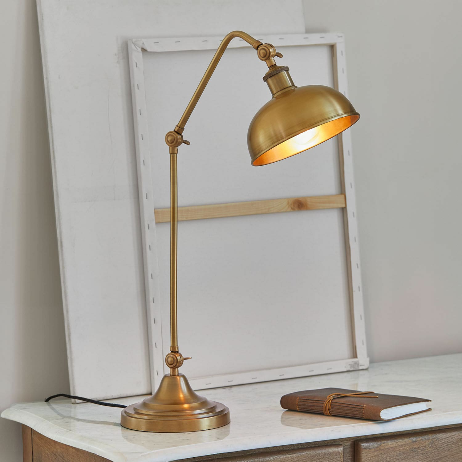 Lámpara de mesa Delacroille Lámpara de mesa de latón con brazo ajustable sobre superficie de mármol, estilo vintage