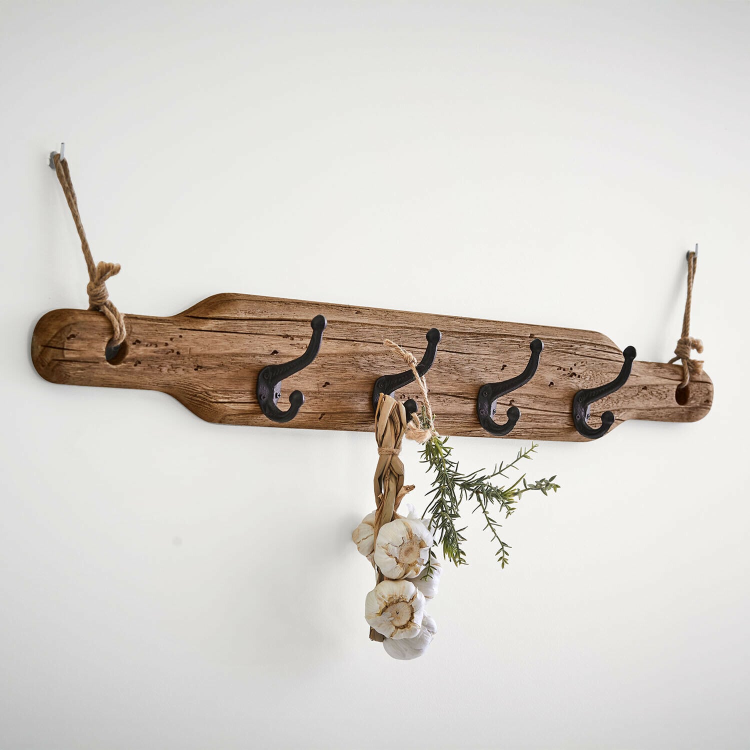 Perchero Havsberg Perchero de pared rústico de madera con cuatro ganchos de metal negro y cuerdas para colgar
