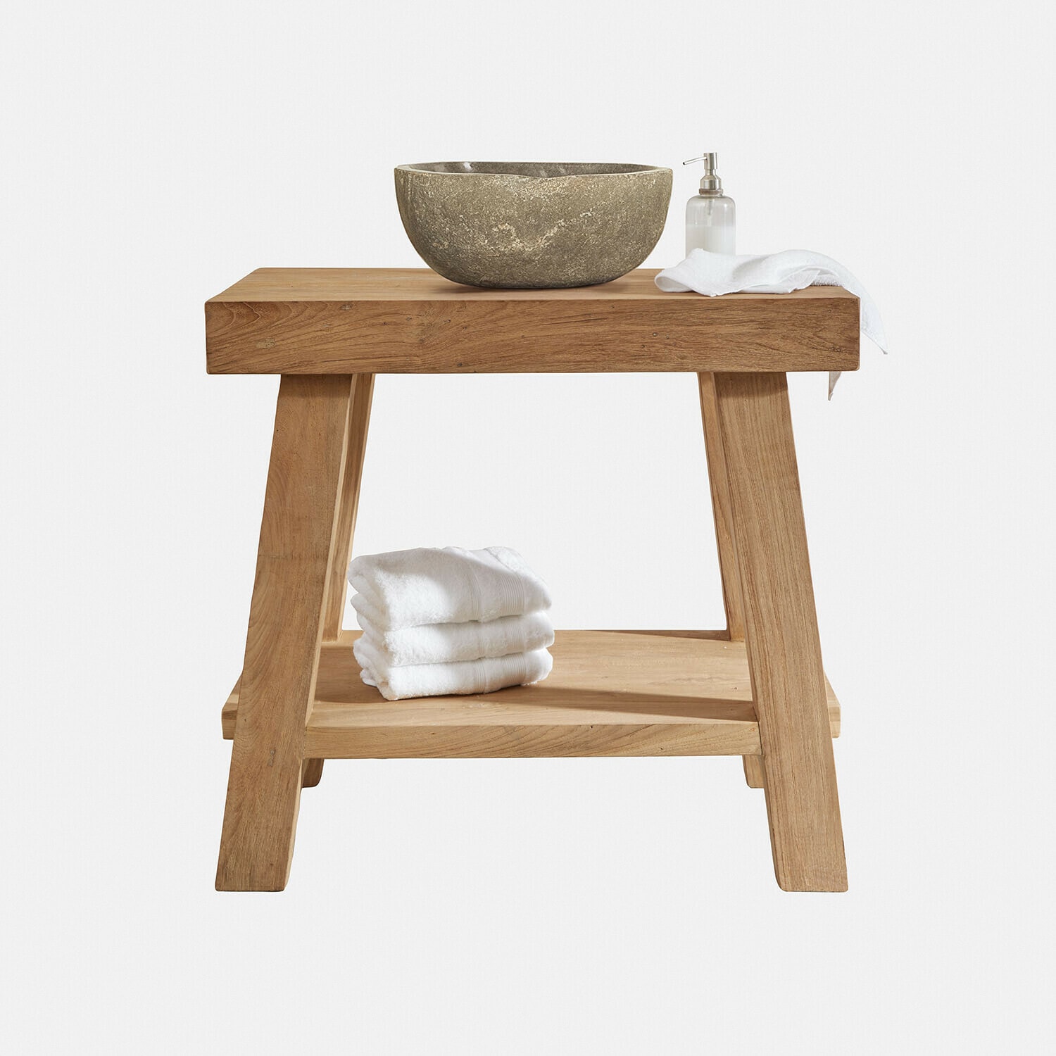 Banco de baño de madera con lavabo de piedra y toallas blancas, estilo natural y sencillo