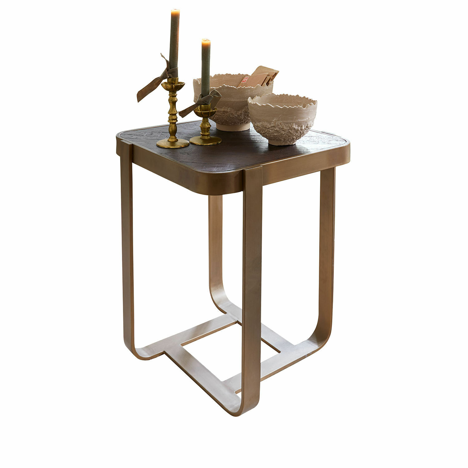 Mesa auxiliar Cranthorpe Mesa auxiliar con estructura metálica dorada y superficie oscura, decorada con velas y cuencos de cerámica
