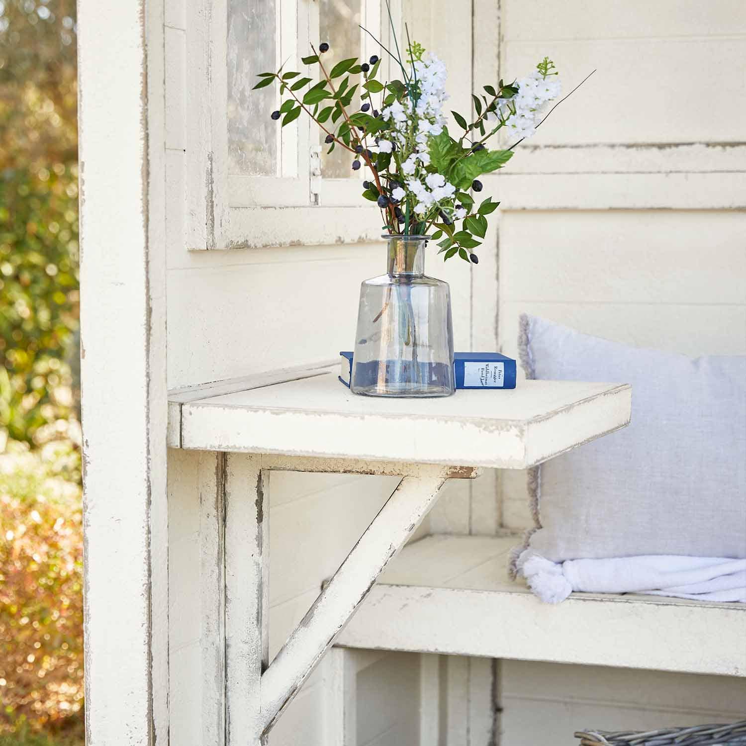 Mesa plegable de madera blanca con jarrón transparente y flores, decoración para jardín