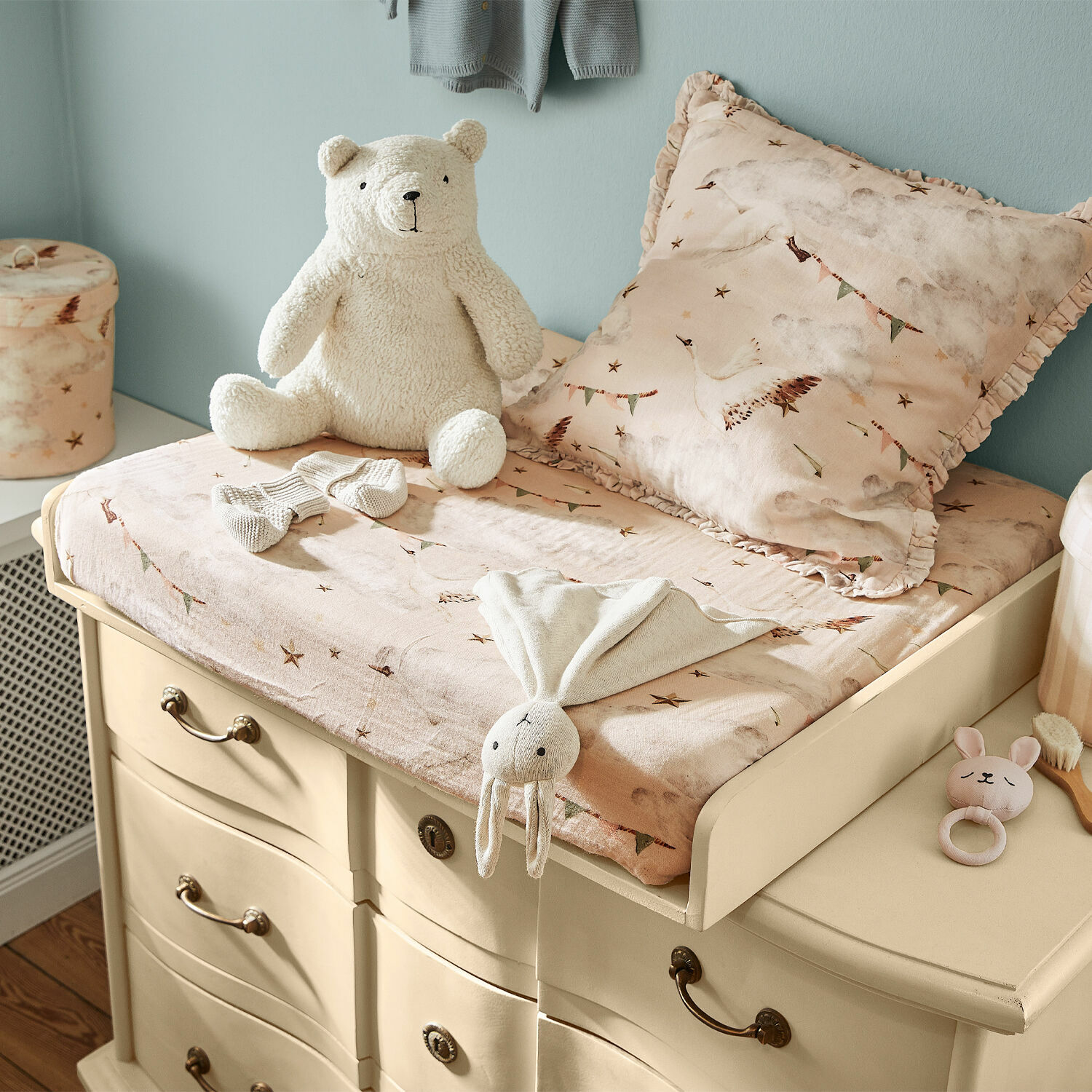 Funda para cambiador Bellise Cojín y colchón beige suave con estampado de pájaros sobre cómoda crema en habitación infantil