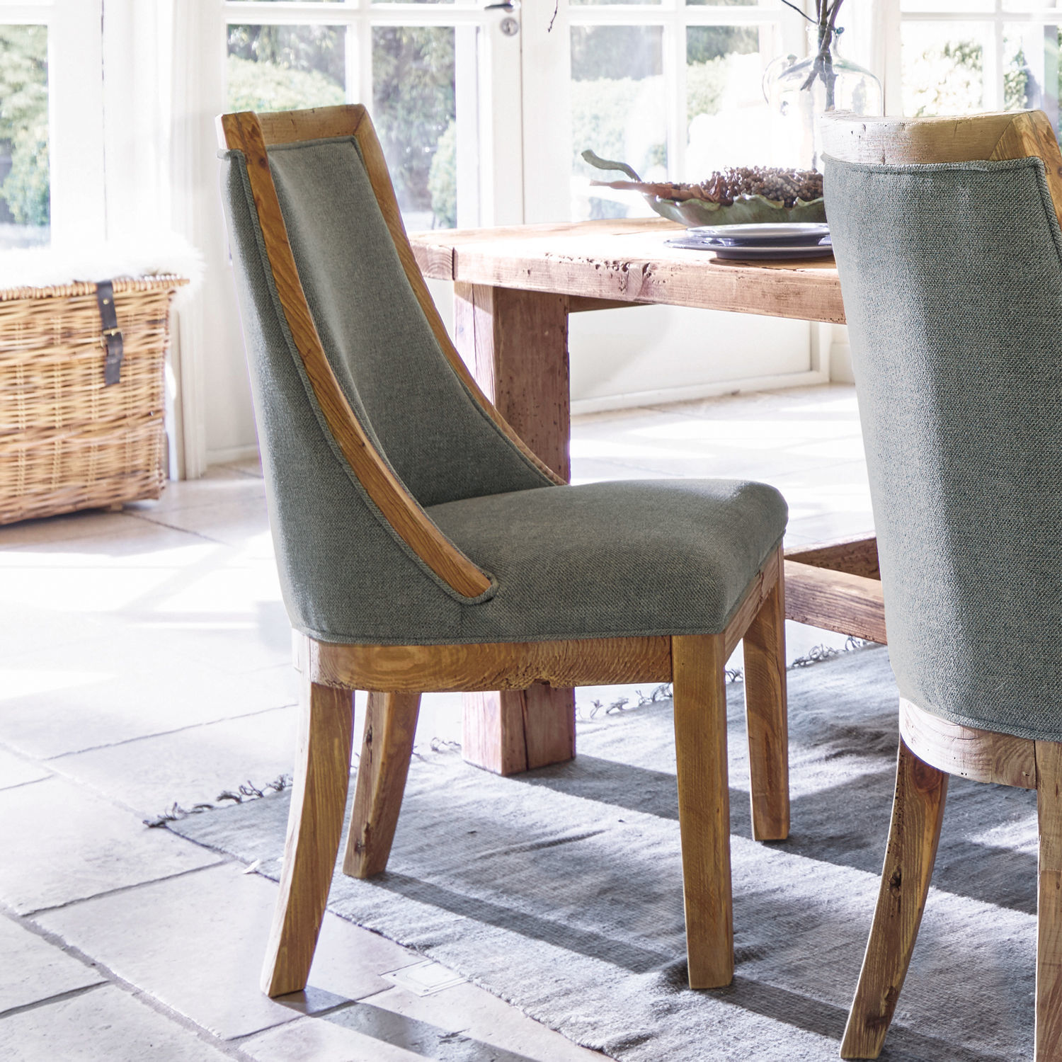 Silla Oteley Silla de comedor de madera y tela gris en interior luminoso con alfombra natural