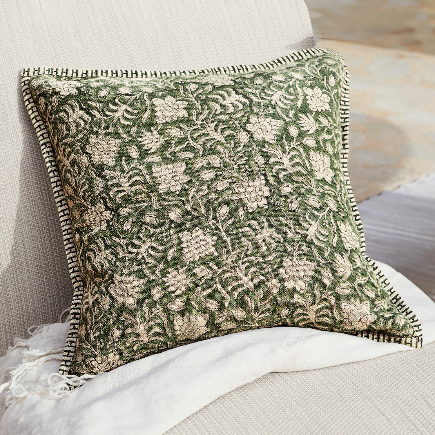 Funda de cojín Petitmagny Cojín decorativo verde de algodón con diseño floral y borde negro y blanco sobre sofá claro