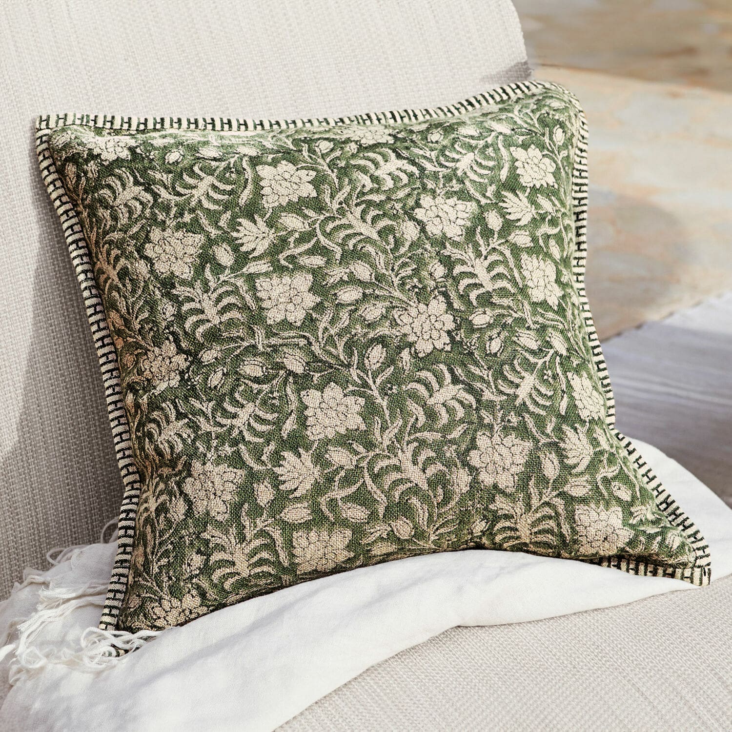 Funda de cojín Petitmagny Cojín decorativo verde de algodón con diseño floral y borde negro y blanco sobre sofá claro