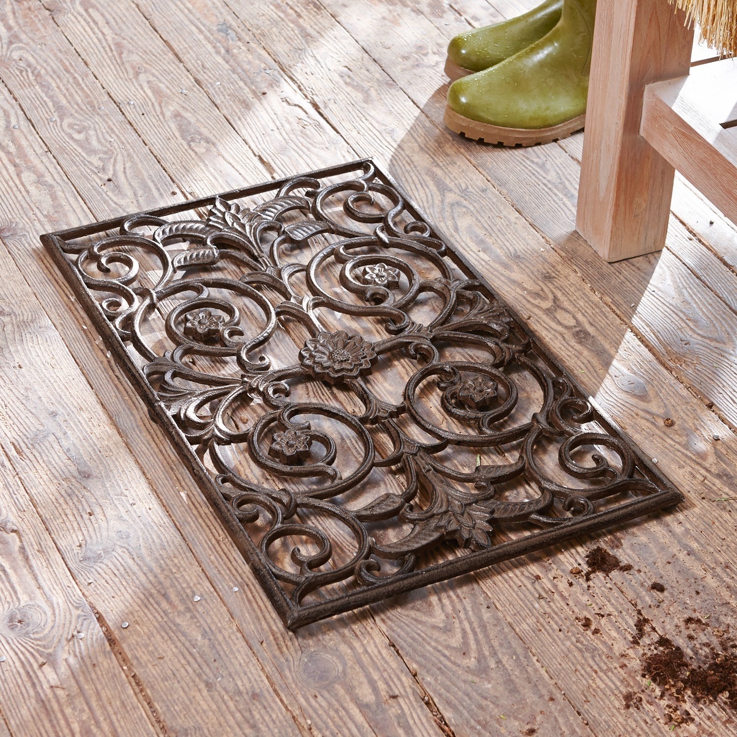 Rascador de calzado Hengist Felpudo decorativo de hierro con diseño floral sobre suelo de madera, alfombra de entrada