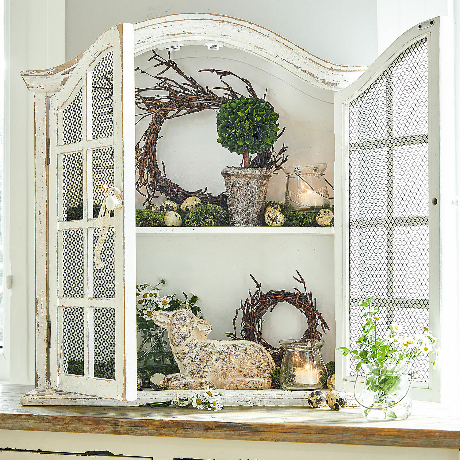 Armario de pared Monthelie Aparador de madera blanca con puertas de rejilla y decoración rústica en los estantes