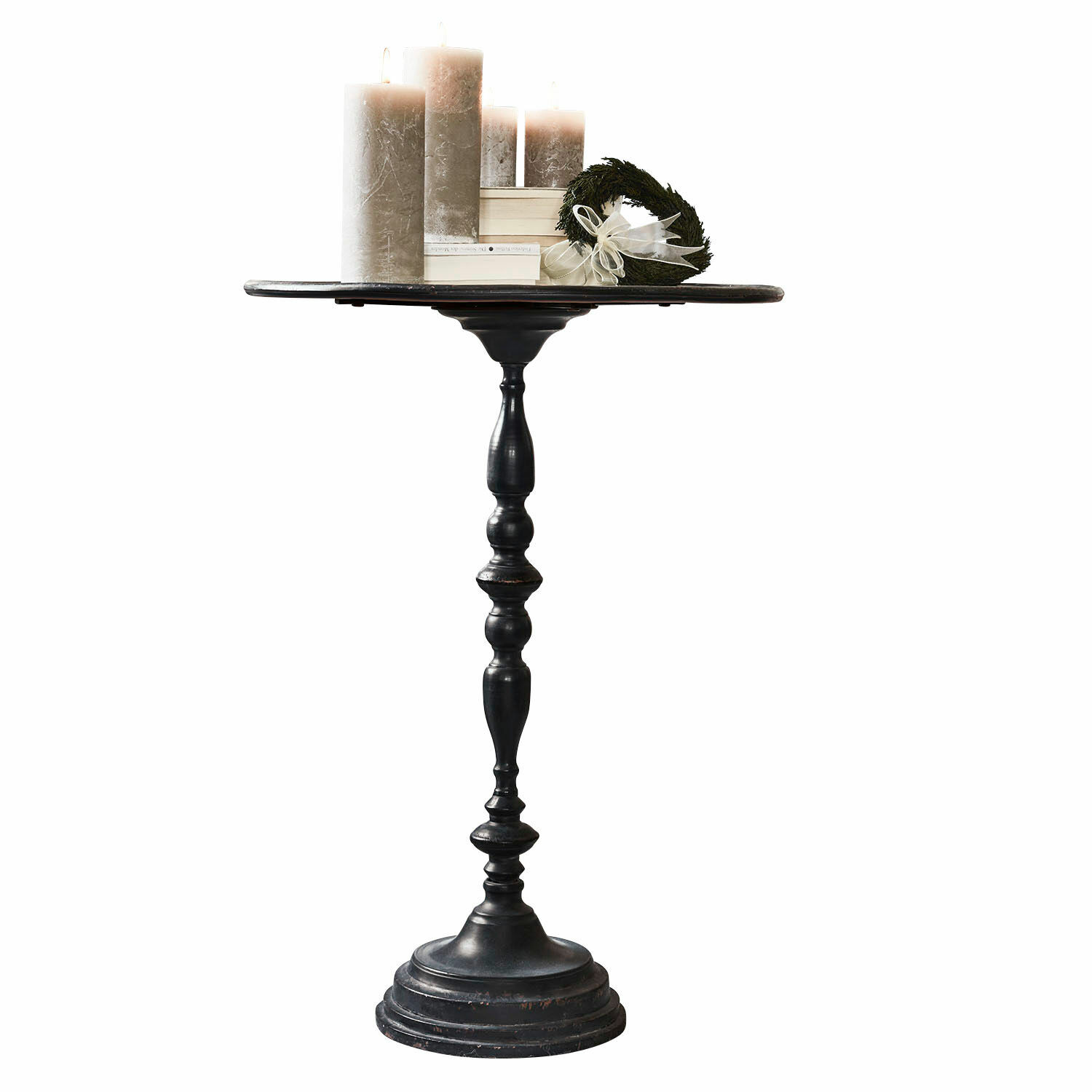 Mesa auxiliar St. George Mesa auxiliar redonda de metal negro con base decorativa, decorada con velas y corona