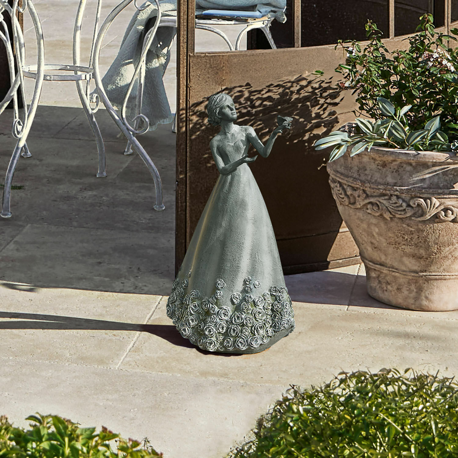 Figura decorativa Yasminah Figura de jardín de metal de mujer con vestido gris decorado con rosas, adorno para terraza