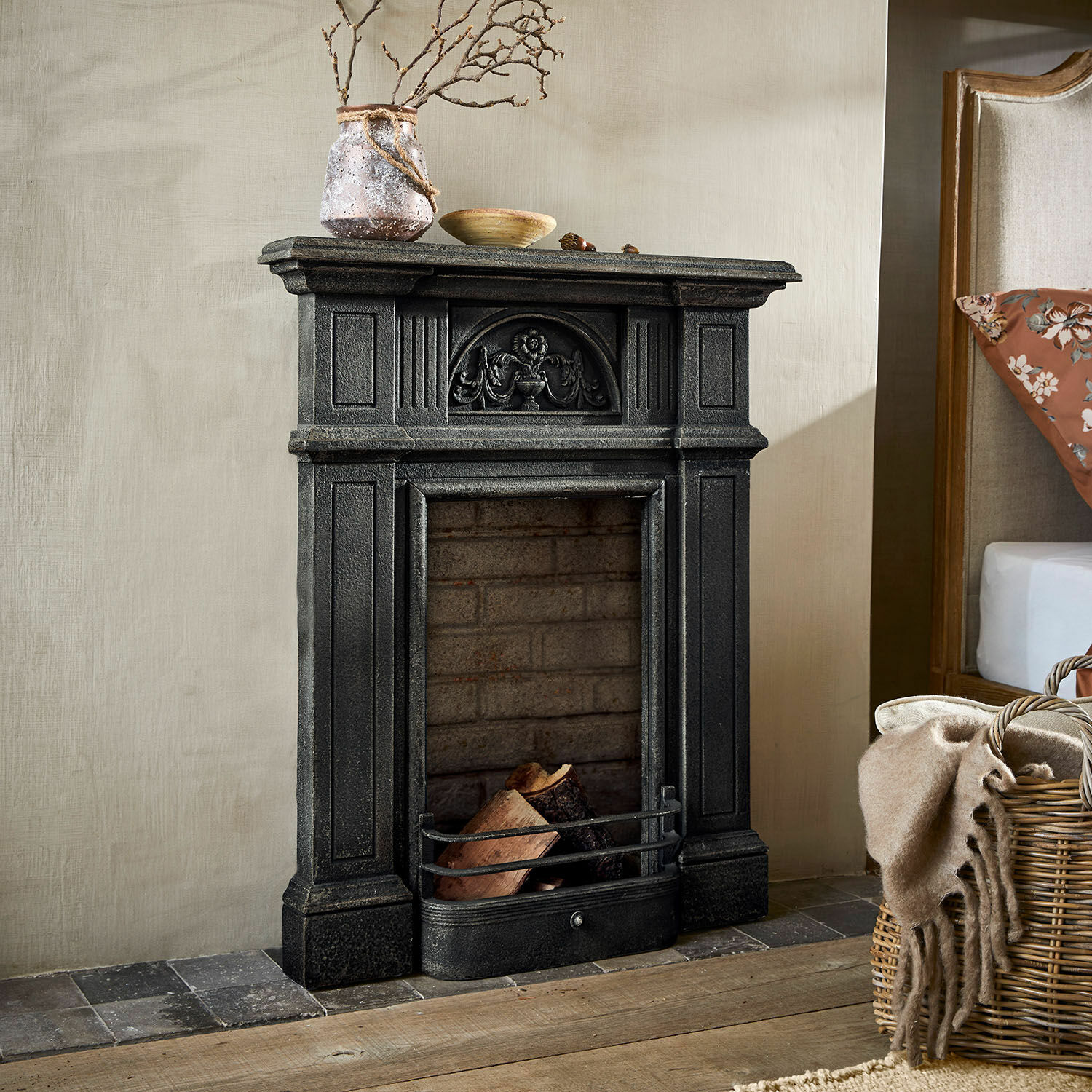 Consola de chimenea Corvelle Chimenea decorativa negra de hierro fundido con leña y adornos en interior rústico
