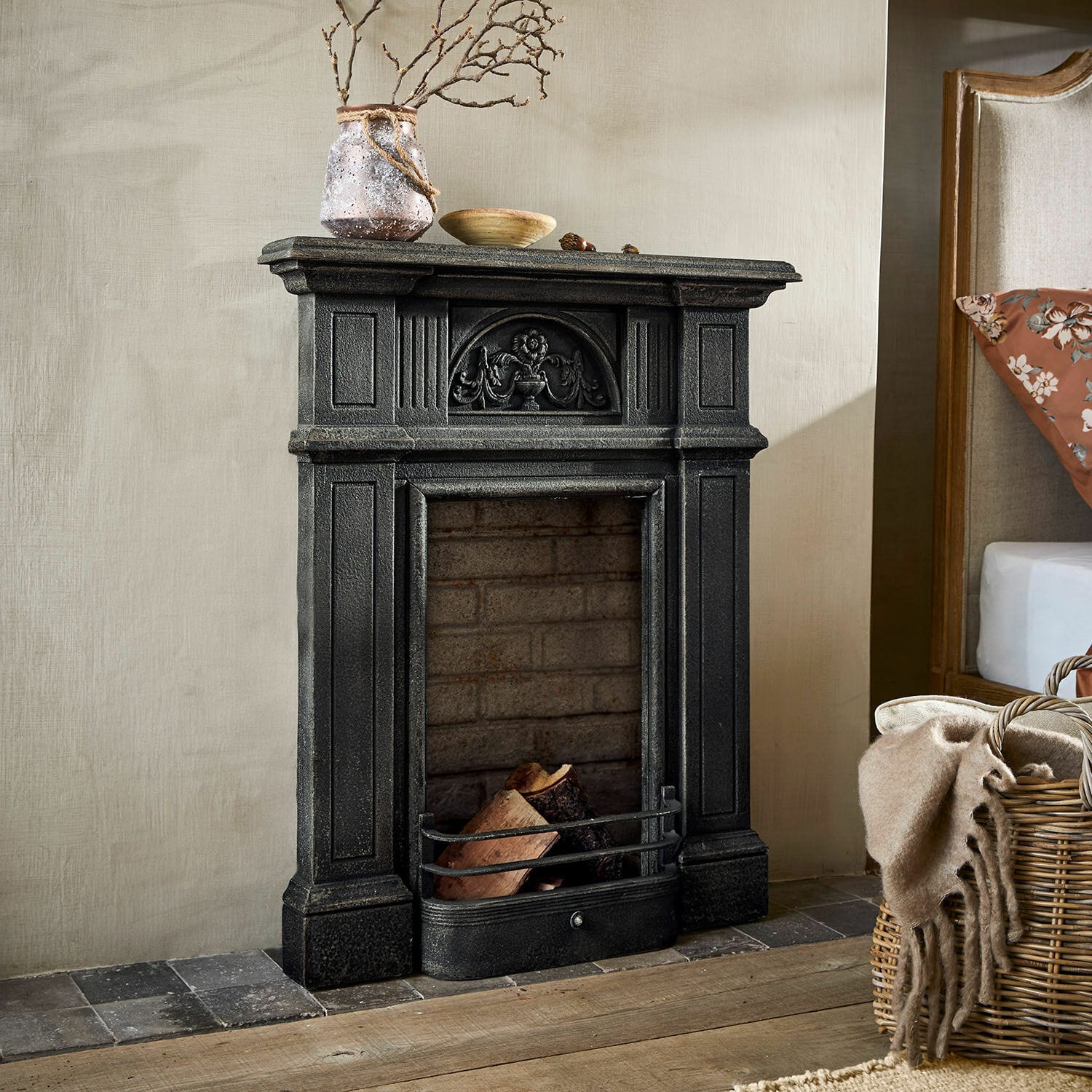 Consola de chimenea Corvelle Chimenea decorativa negra de hierro fundido con leña y adornos en interior rústico