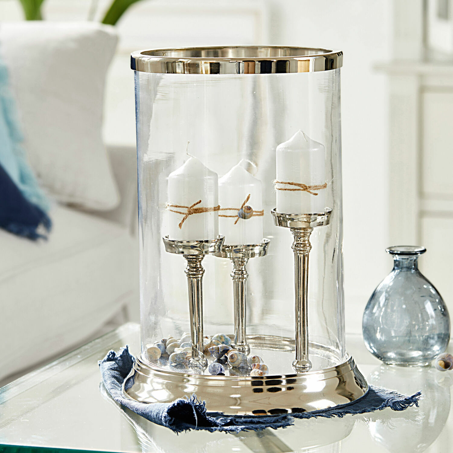 Farolillo Vinzan Portavelas de vidrio con base metálica y tres velas blancas decoradas con cuerda y conchas