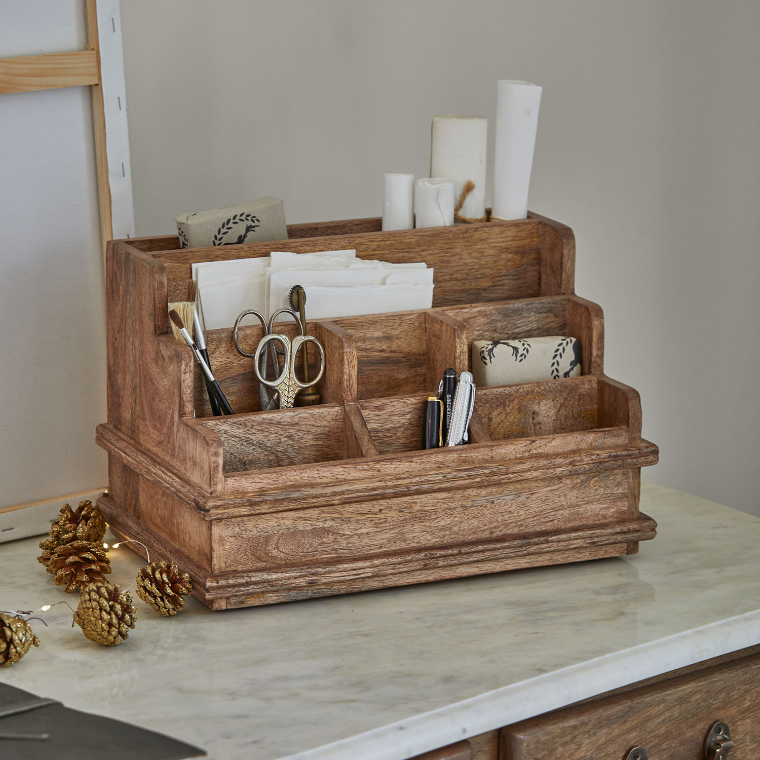 Organizador de escritorio de madera natural con varios compartimentos para bolígrafos, tijeras y papeles