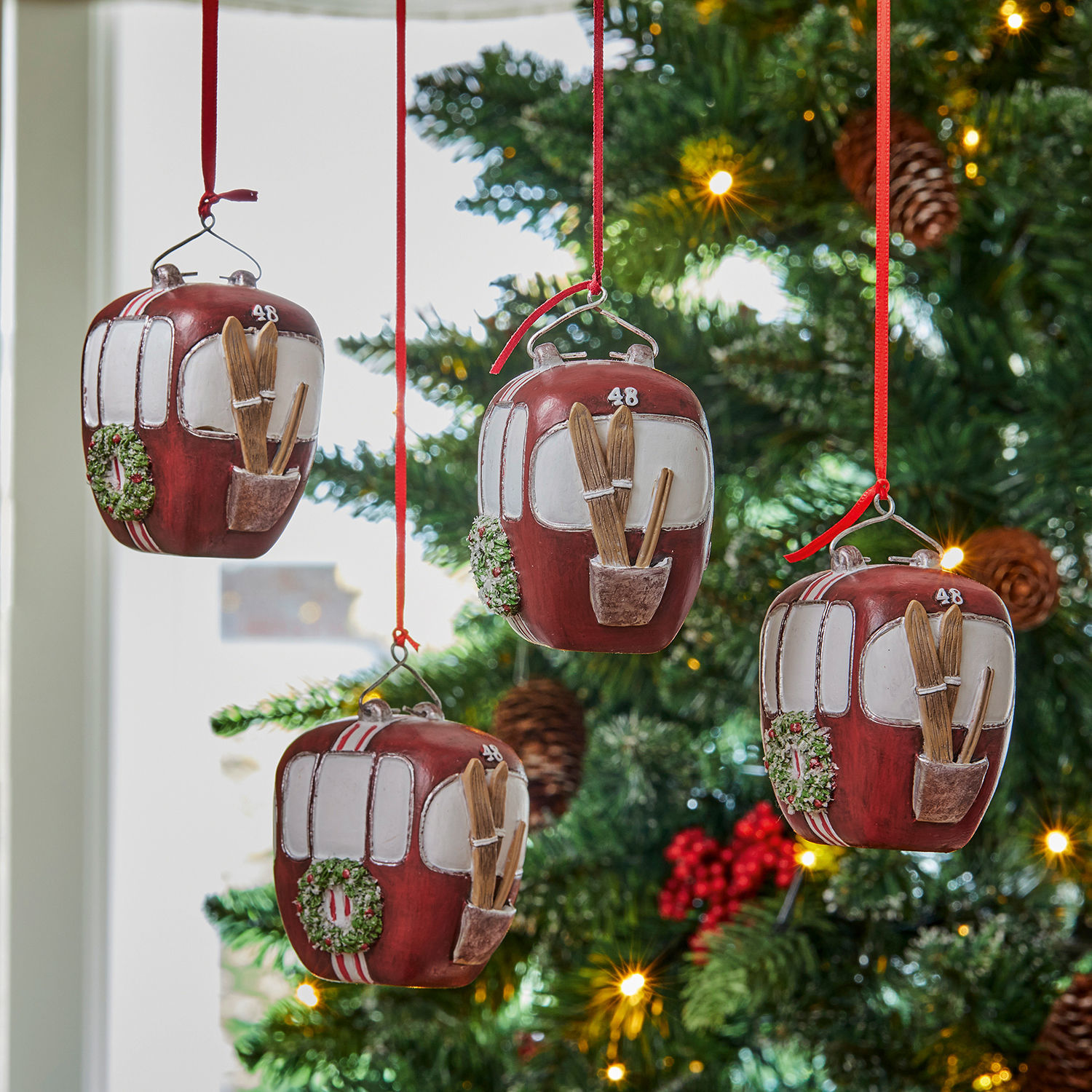 Set de 4 colgantes Barnes Adornos navideños rojos en forma de teleféricos con esquís y corona en árbol de Navidad verde