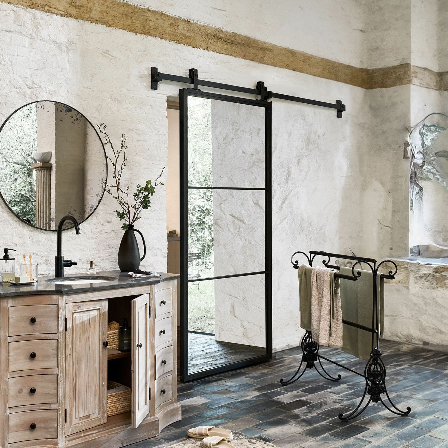 Puerta corredera Althorp Baño rústico con mueble de madera, toallero de metal negro y puerta corredera de vidrio