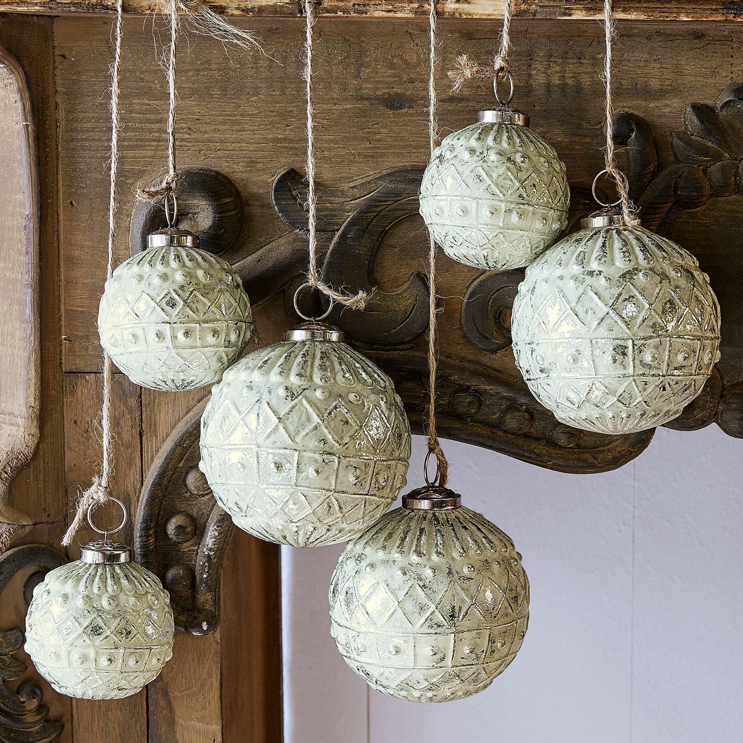 Set de 6 adornos navideños Gladwin Conjunto de seis bolas de Navidad de vidrio verde claro con diseño, colgadas de cuerdas