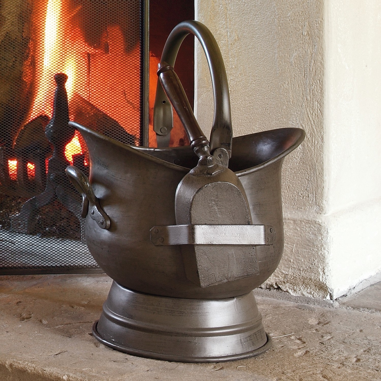 Cubo para cenizas Derry Cesta metálica negra con pala y asa junto a la chimenea, accesorios para chimenea