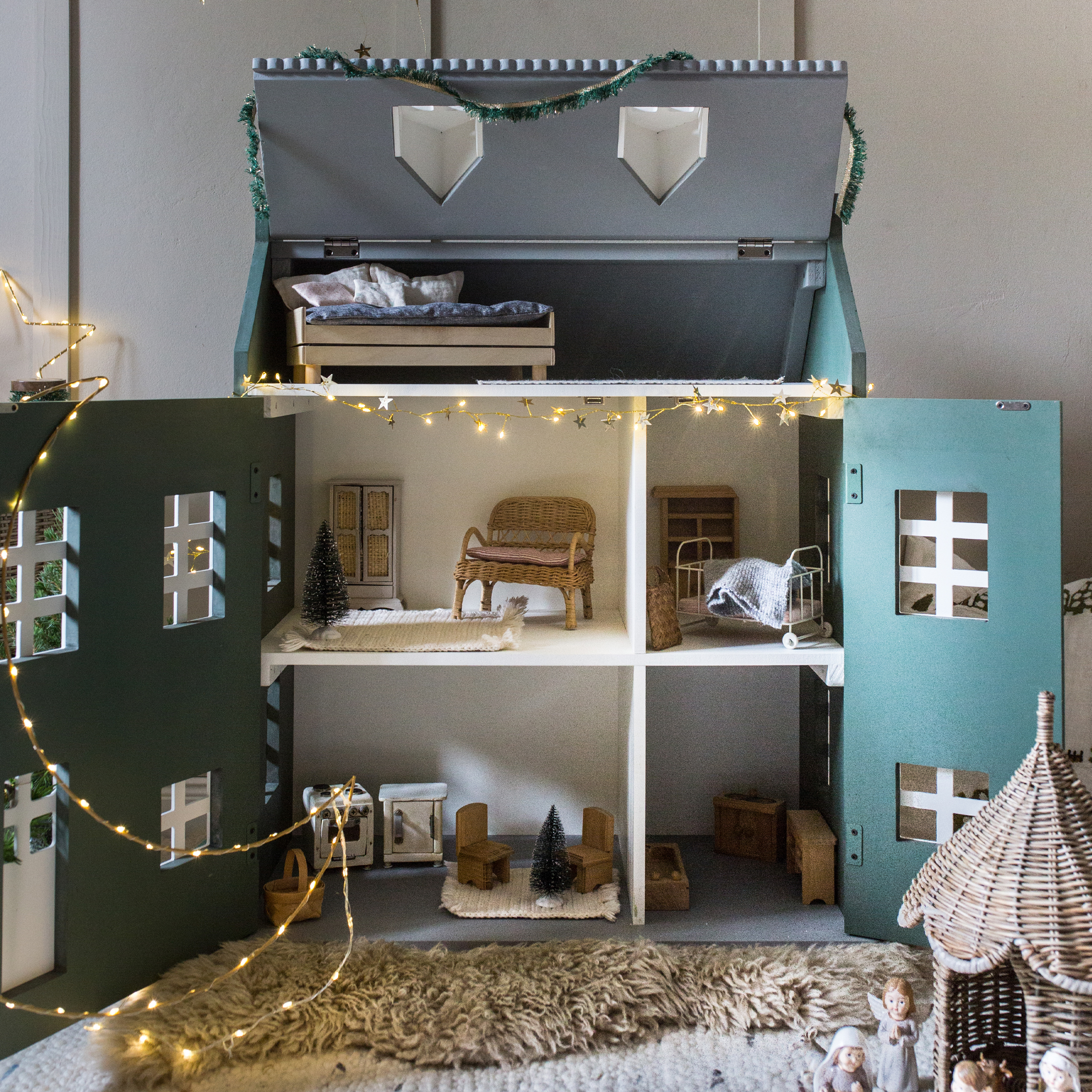 Casa de muñecas de madera con puertas verdes, muebles en miniatura y luces LED decorativas navideñas
