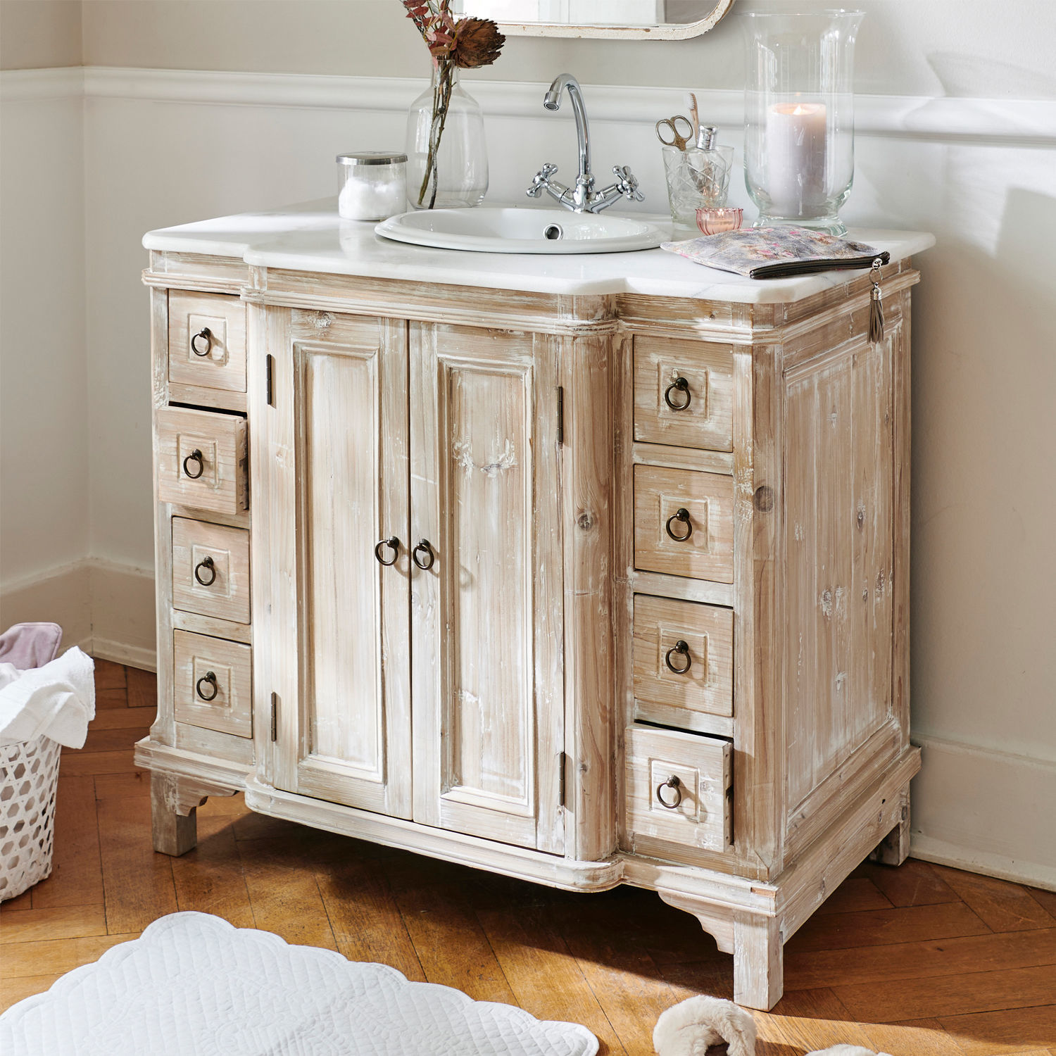 Mueble de baño con lavabo Sunderland Mueble de baño rústico de madera con acabado blanco desgastado, lavabo y grifería cromada