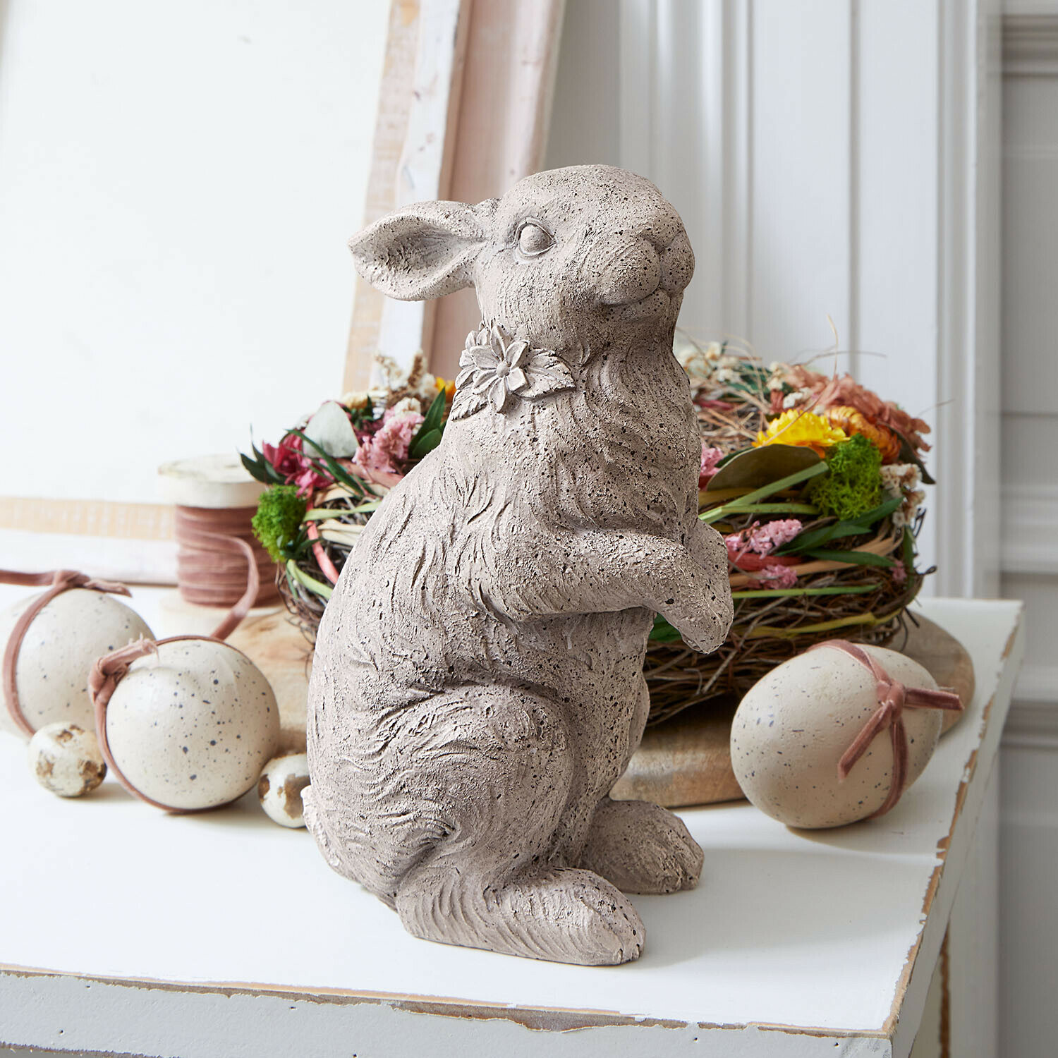 Conejo decorativo Ravencrest Figura de conejo de hormigón gris con flor en el cuello, decoración de Pascua para mesa