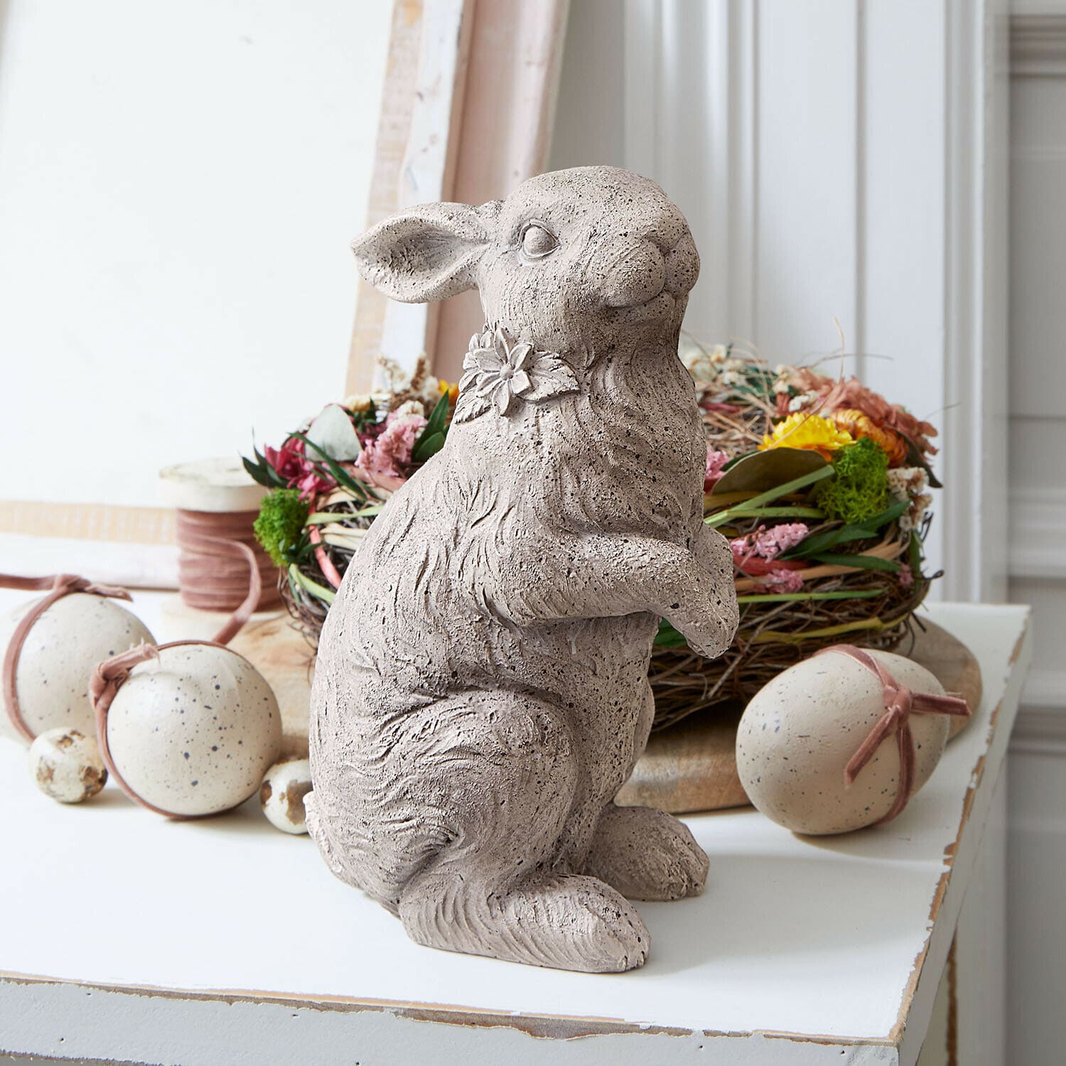 Conejo decorativo Ravencrest Figura de conejo de hormigón gris con flor en el cuello, decoración de Pascua para mesa