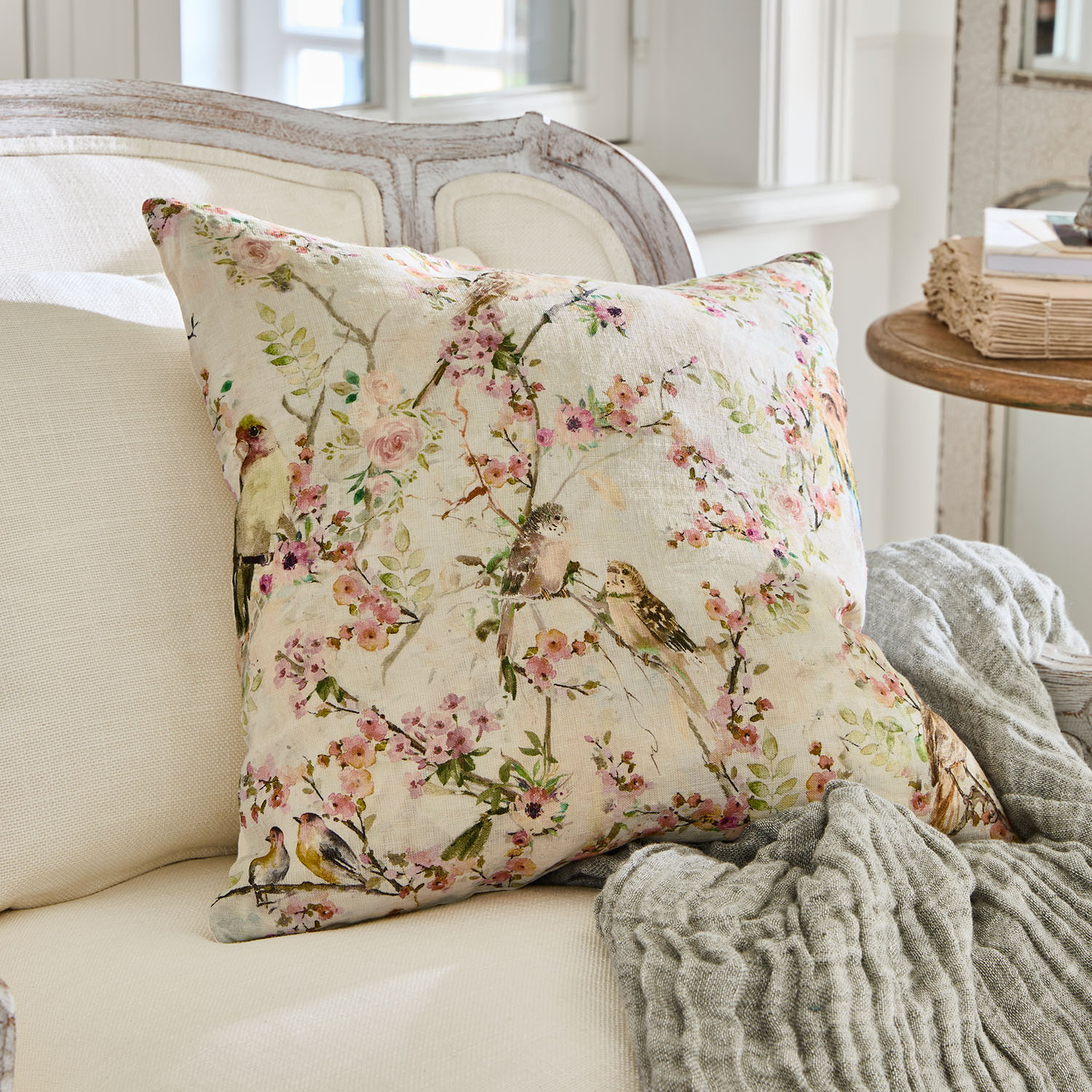 Cojín decorativo de algodón color crema con estampado de pájaros y flores, estilo rústico