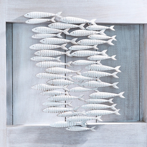 Decoración de pared con peces de madera blanca formando un banco sobre fondo claro