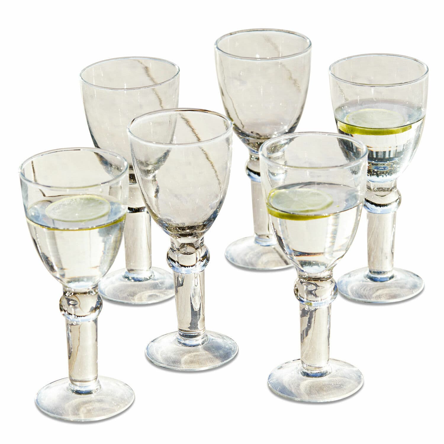Set de 6 copas de vino Devon Conjunto de seis vasos transparentes con base gruesa, llenos de agua con rodaja de limón