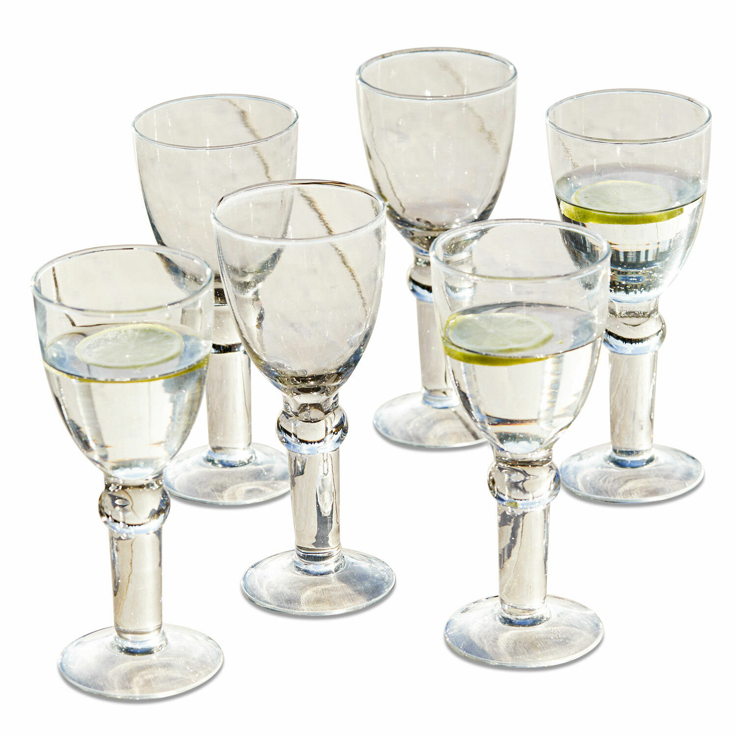 Set de 6 copas de vino Devon Conjunto de seis vasos transparentes con base gruesa, llenos de agua con rodaja de limón