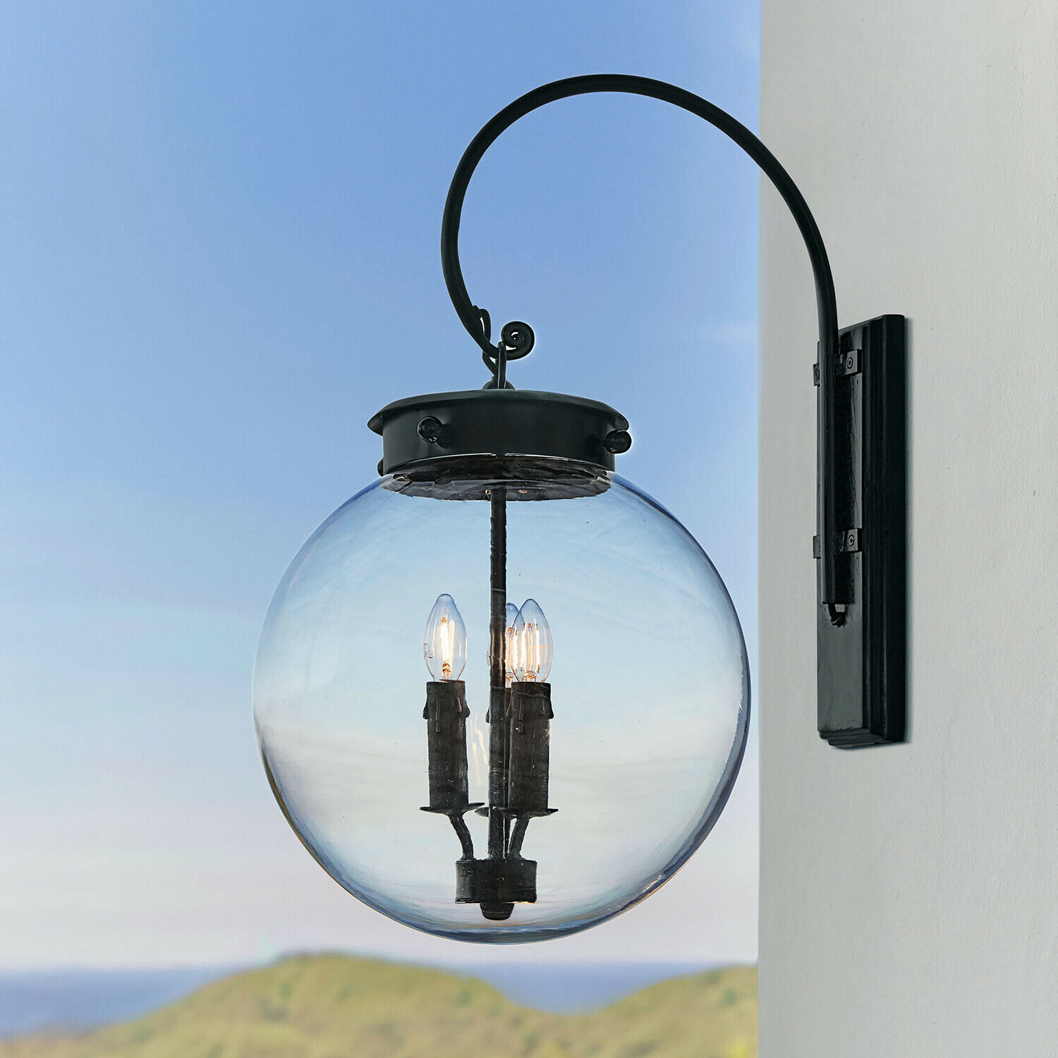 Lámpara de pared negra de metal con globo de vidrio transparente y tres bombillas LED para iluminación exterior