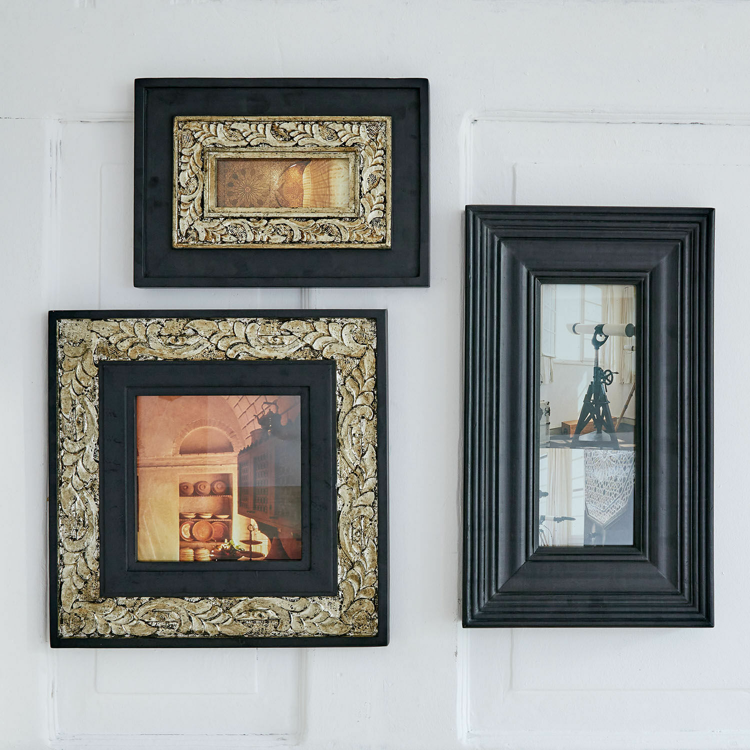 Set de 3 marcos Garonnelle Conjunto de tres marcos de madera negros con detalles dorados y fotos decorativas en la pared