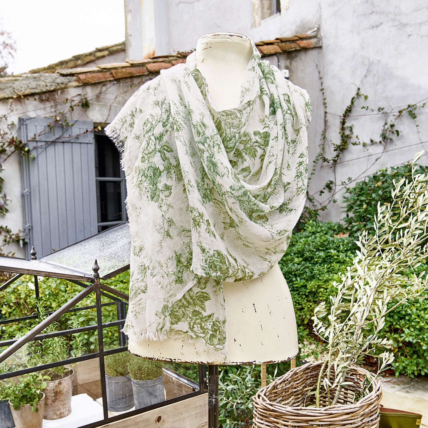 Chal Mercier Pañuelo ligero con estampado floral verde sobre fondo blanco, tela delicada, accesorio de moda