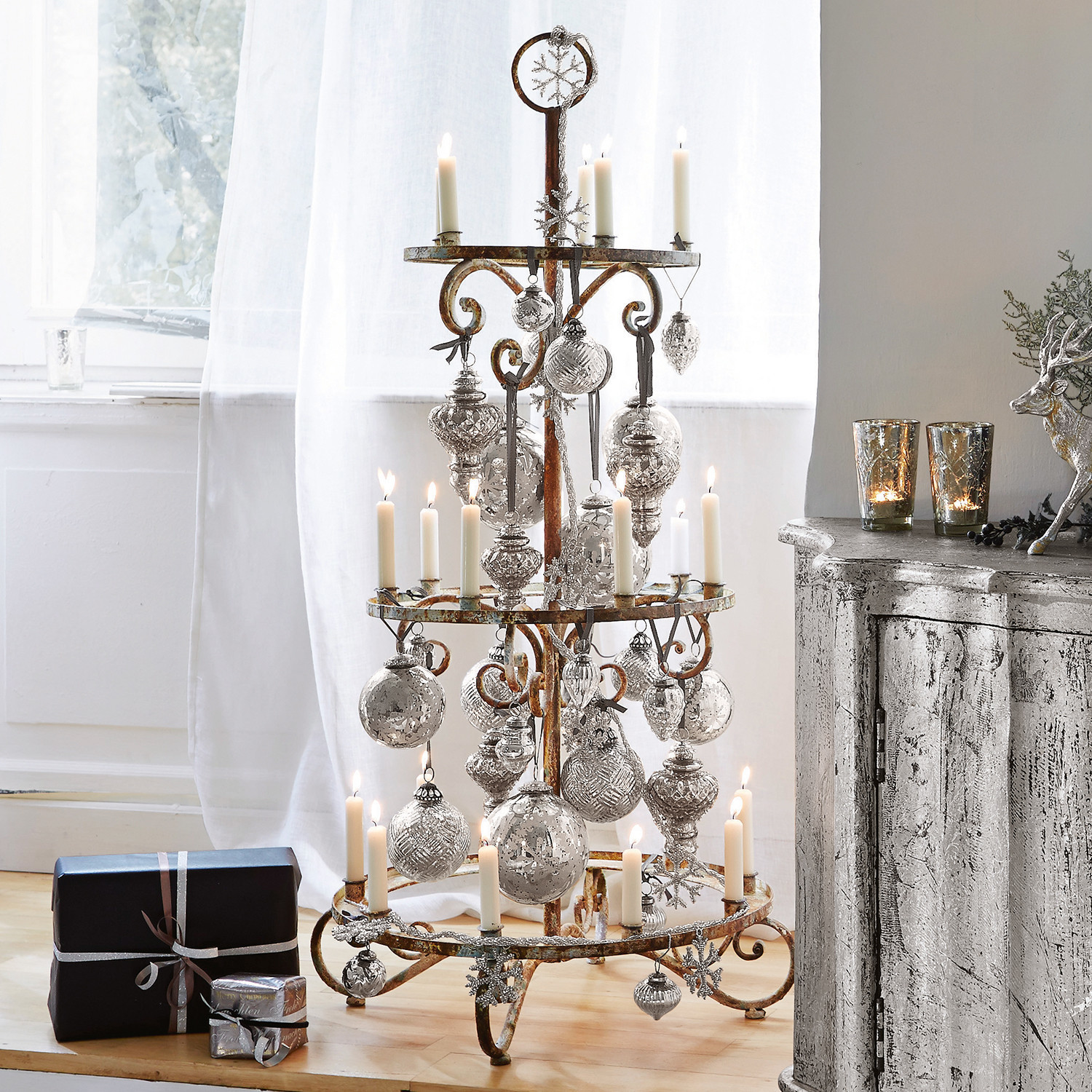 Árbol decorativo Sercoeur Decoración navideña rústica de metal con velas blancas y bolas plateadas en el suelo