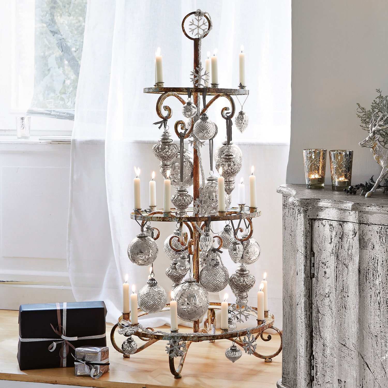 Árbol decorativo Sercoeur Decoración navideña rústica de metal con velas blancas y bolas plateadas en el suelo