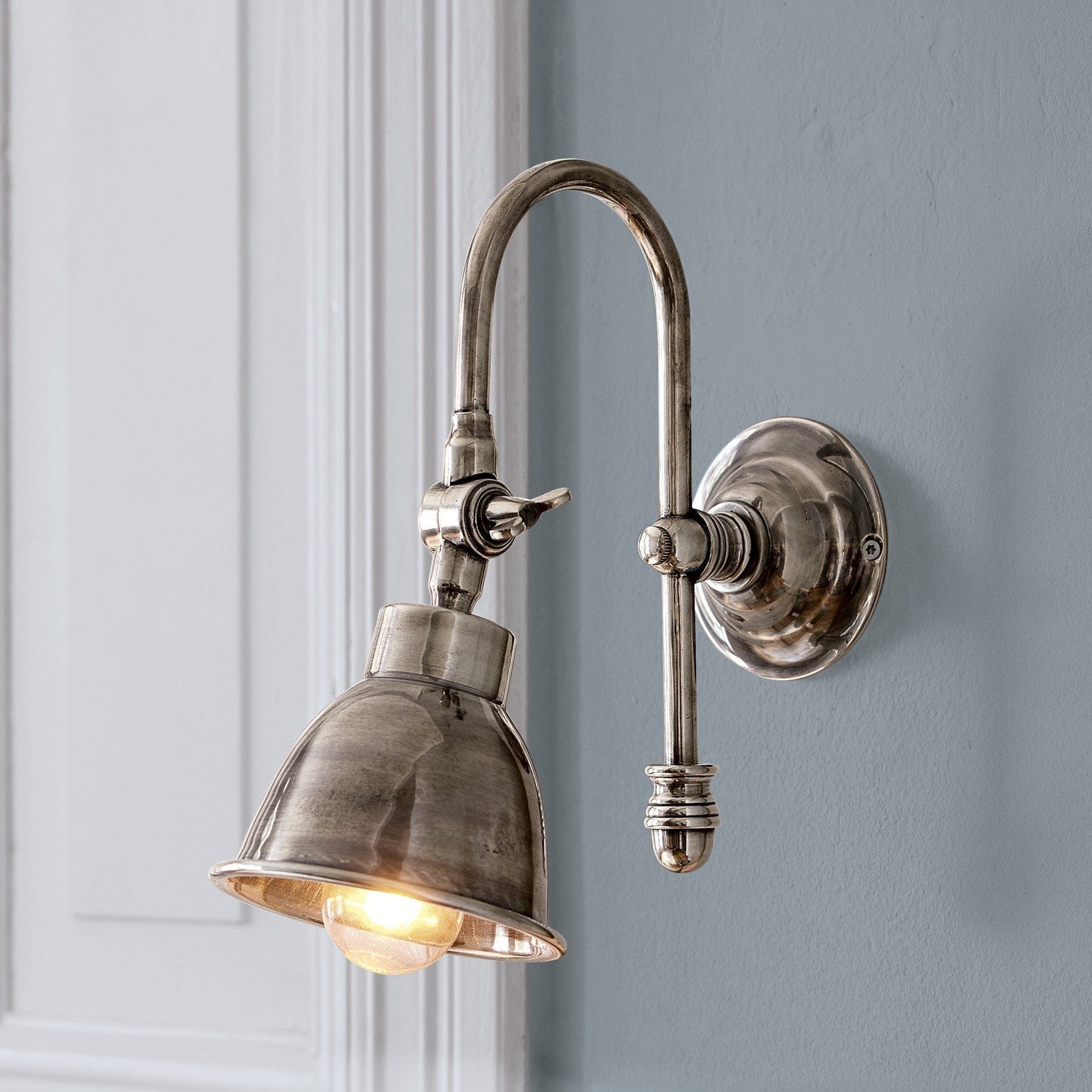 Lámpara de pared Gemma Lámpara de pared metálica plateada con pantalla ajustable y bombilla LED para interiores