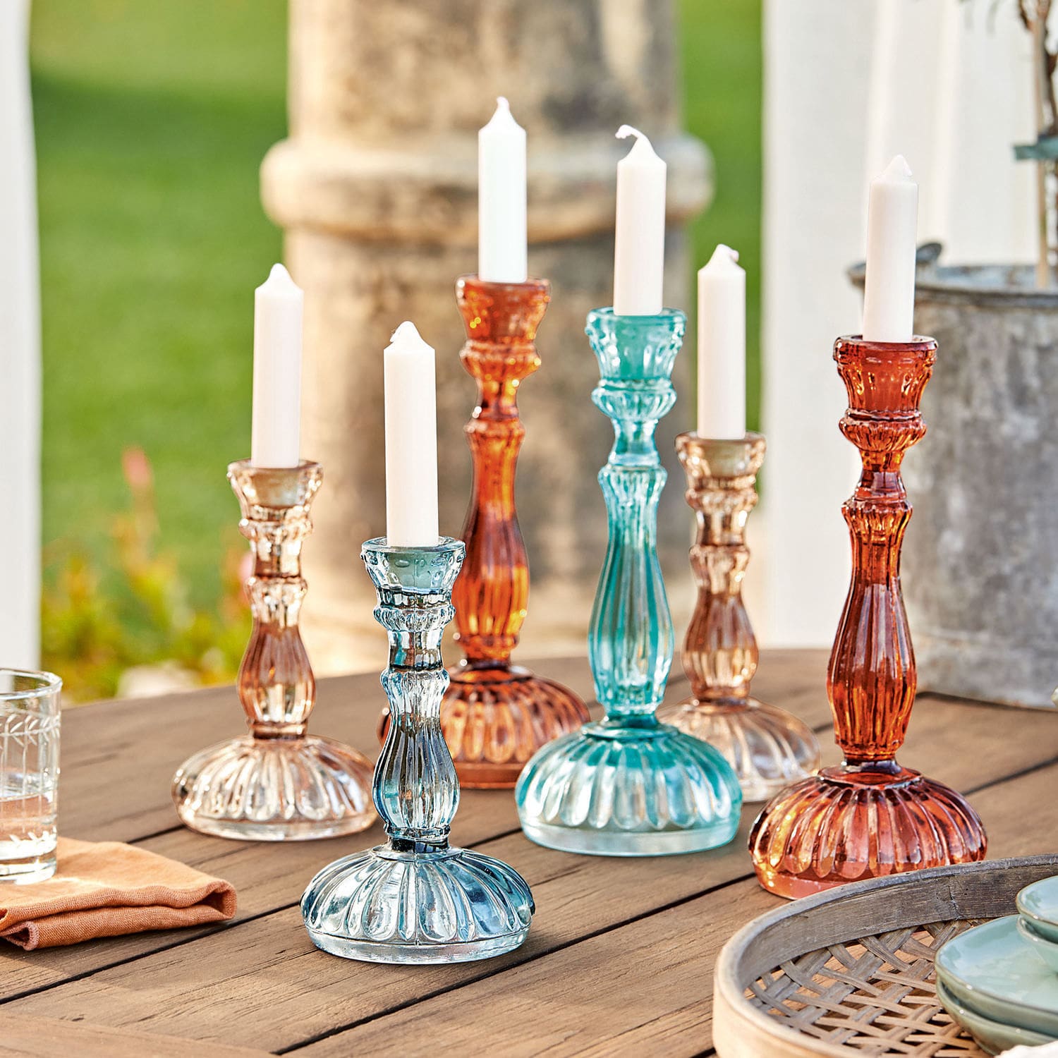Set de 6 candeleros Indre Conjunto de candelabros de vidrio de colores con velas blancas, decoración de mesa exterior