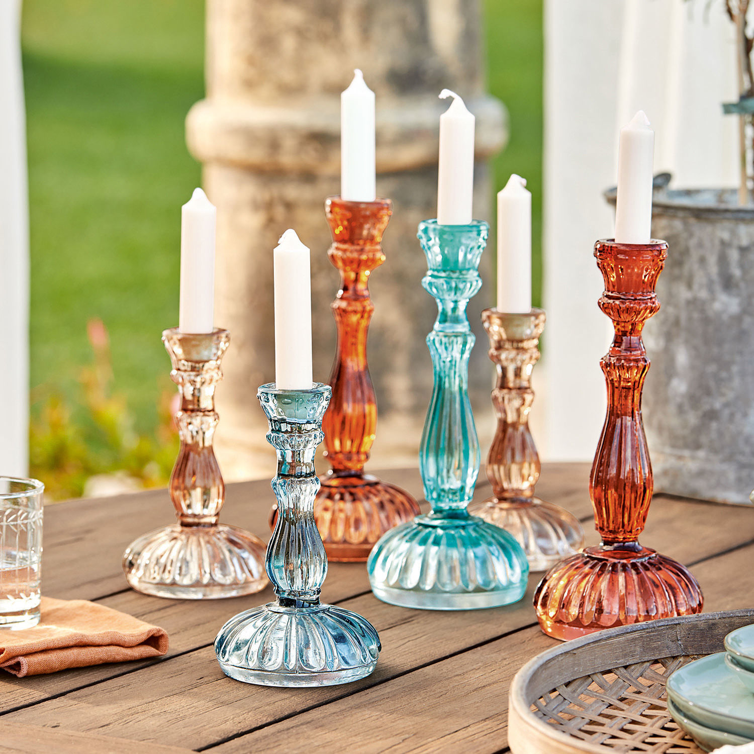 Set de 6 candeleros Indre Conjunto de candelabros de vidrio de colores con velas blancas, decoración de mesa exterior
