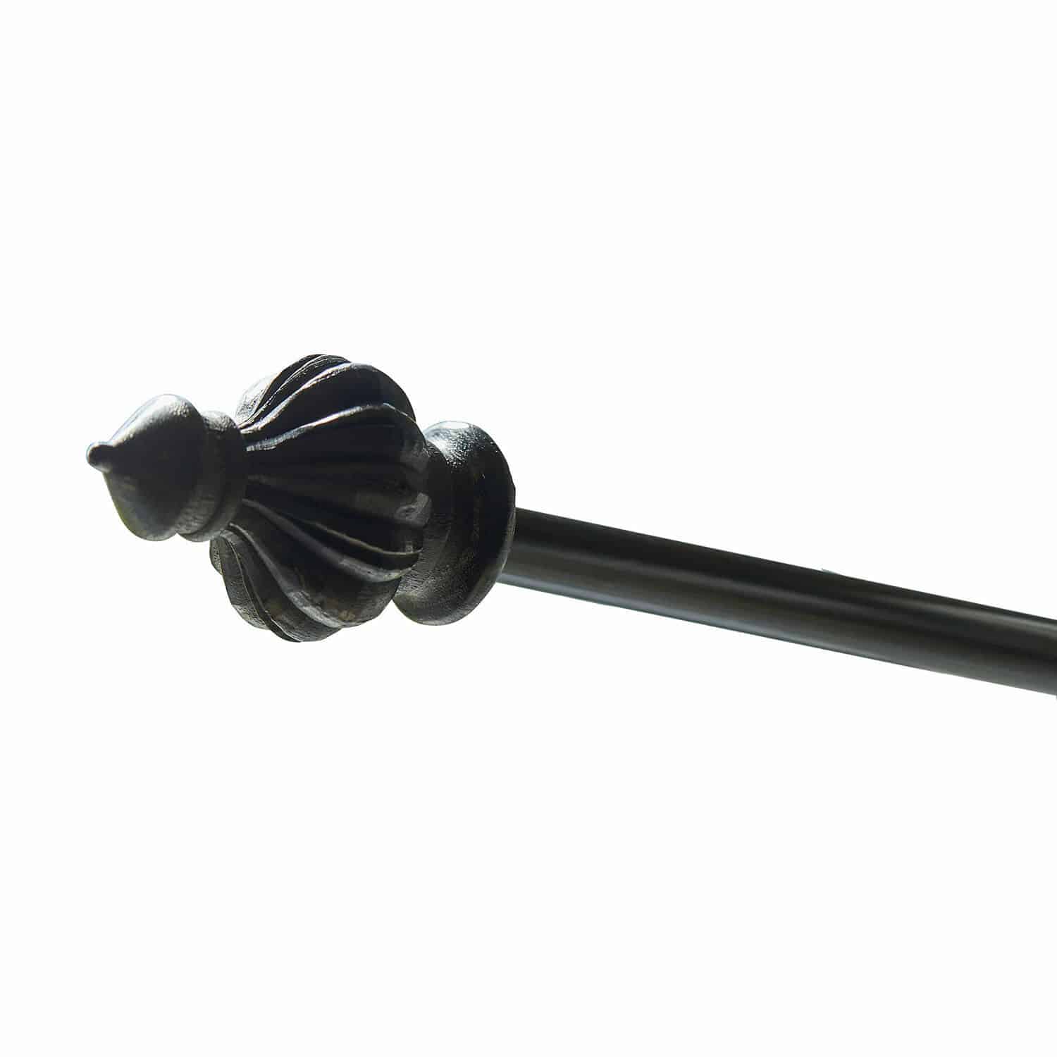 Barra de cortina metálica negra antigua con remate decorativo, estilo vintage elegante