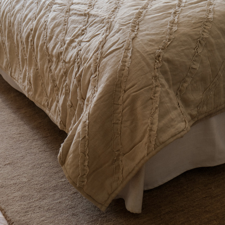 Colcha beige con costuras decorativas, tela suave, ropa de cama elegante para dormitorio