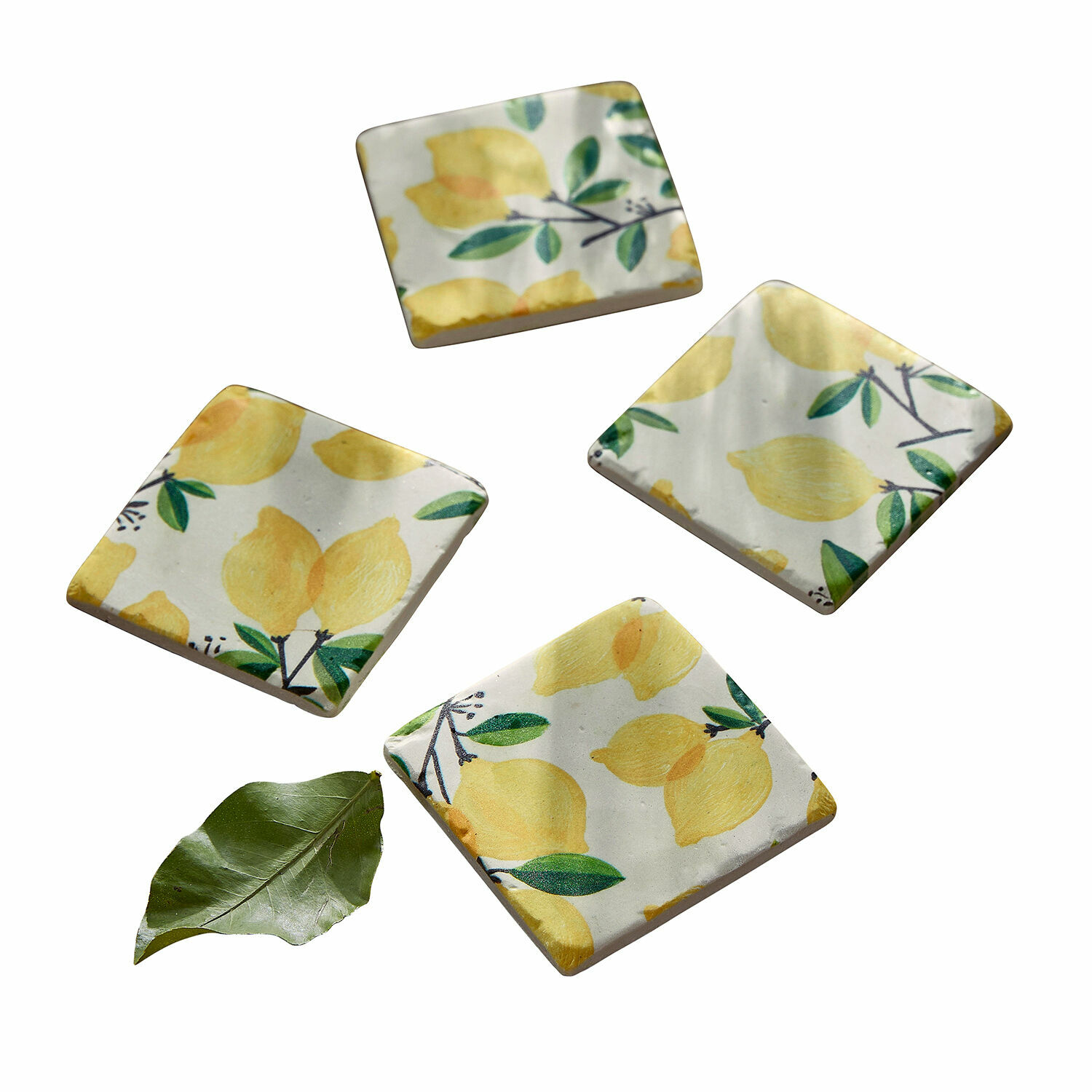 Set de 4 posavasos Darfield Posavasos de cerámica con diseño de limones amarillos y hojas verdes sobre fondo blanco, juego de 4
