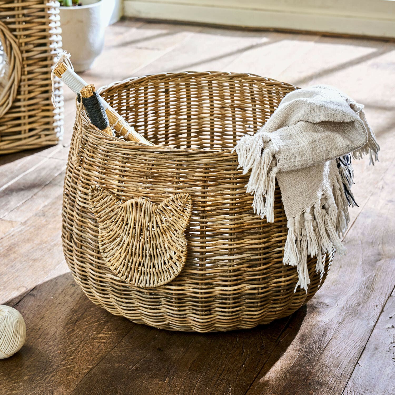 Cesta Miezzi Cesta redonda de ratán natural con adorno de cabeza de gato y manta beige