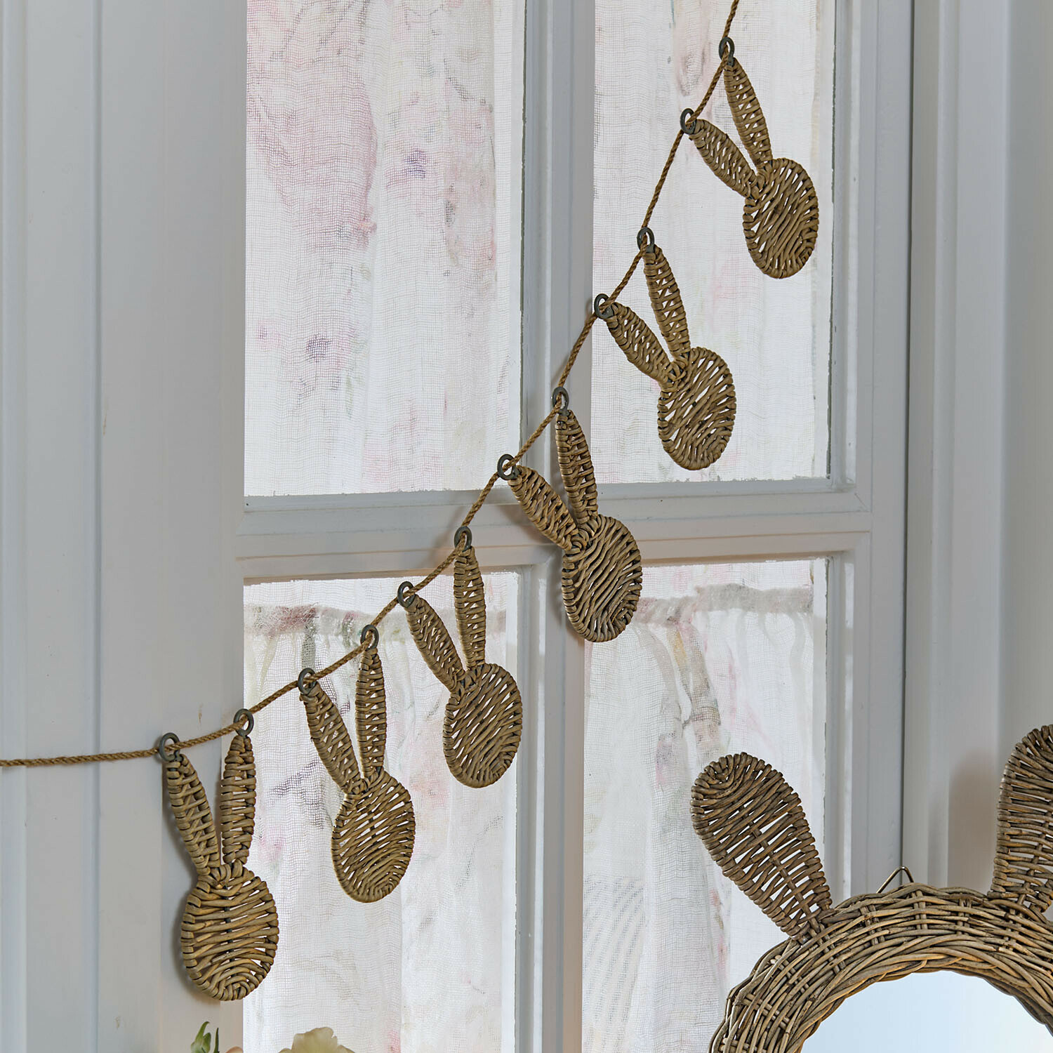 Guirnalda Papillonette Guirnalda de mimbre con forma de cabezas de conejo en color natural, decoración rústica para ventana