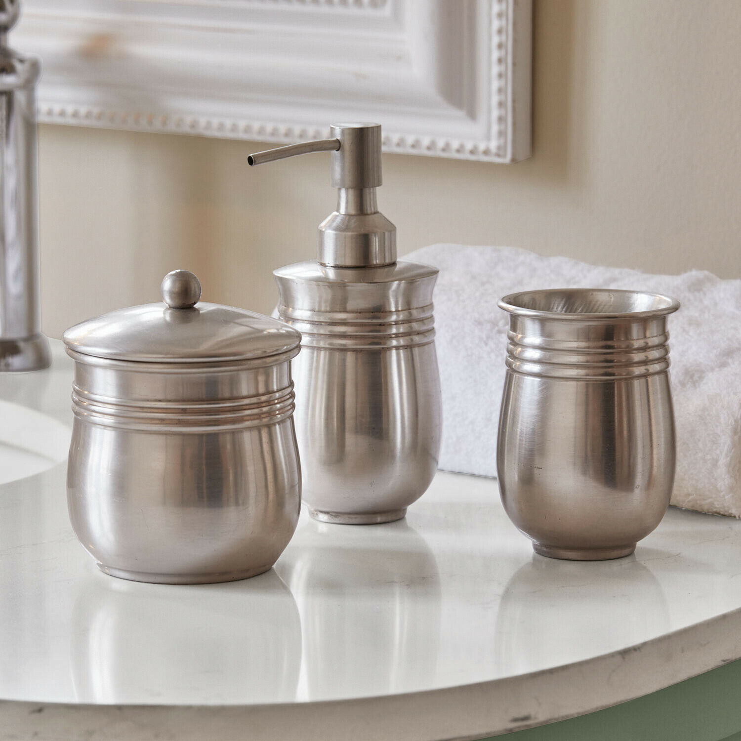 Set de baño Xélivonne Conjunto de accesorios de baño de acero inoxidable plateado con dispensador y recipientes para encimera