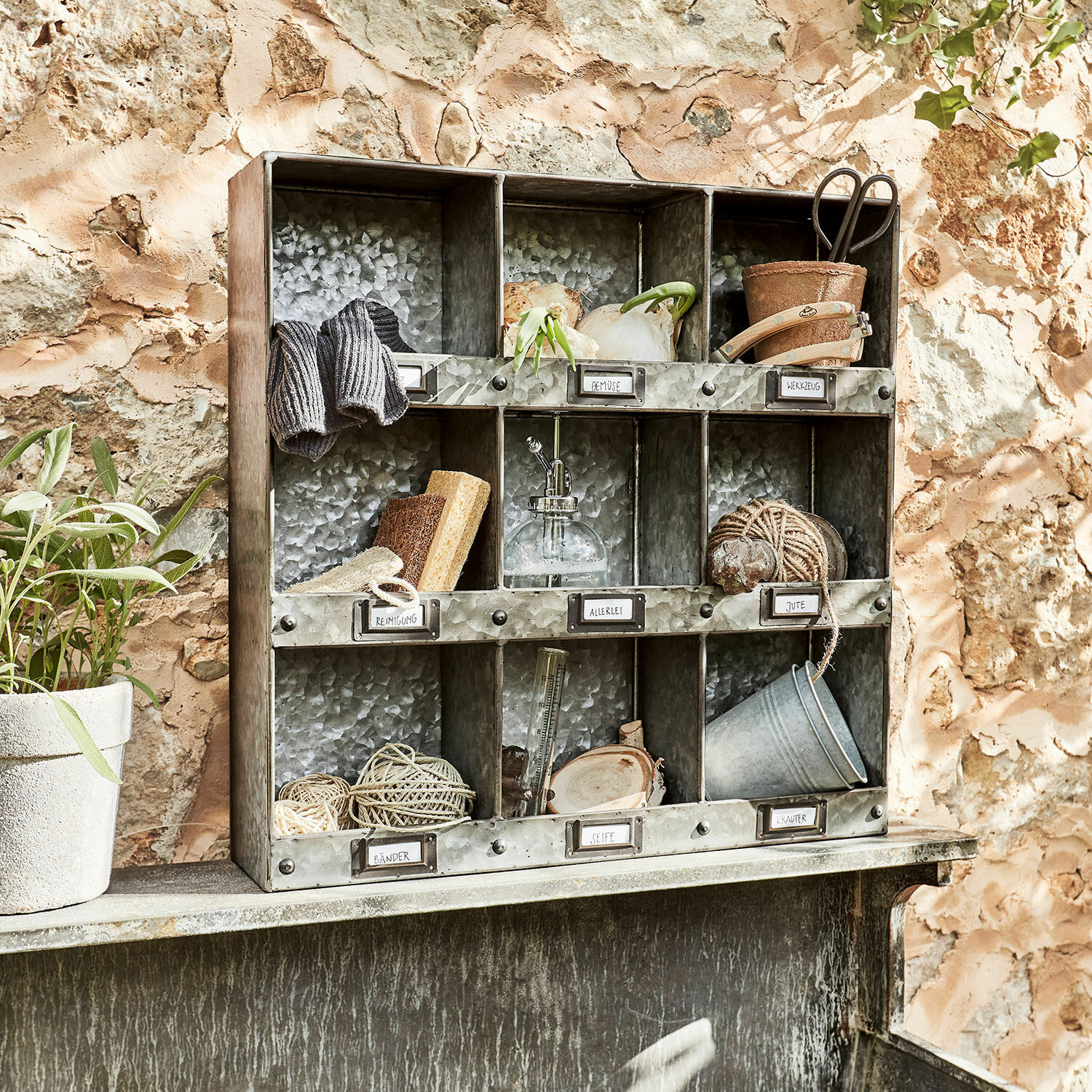 Estantería de pared Esttar Estantería metálica vintage con compartimentos para herramientas y plantas de jardín