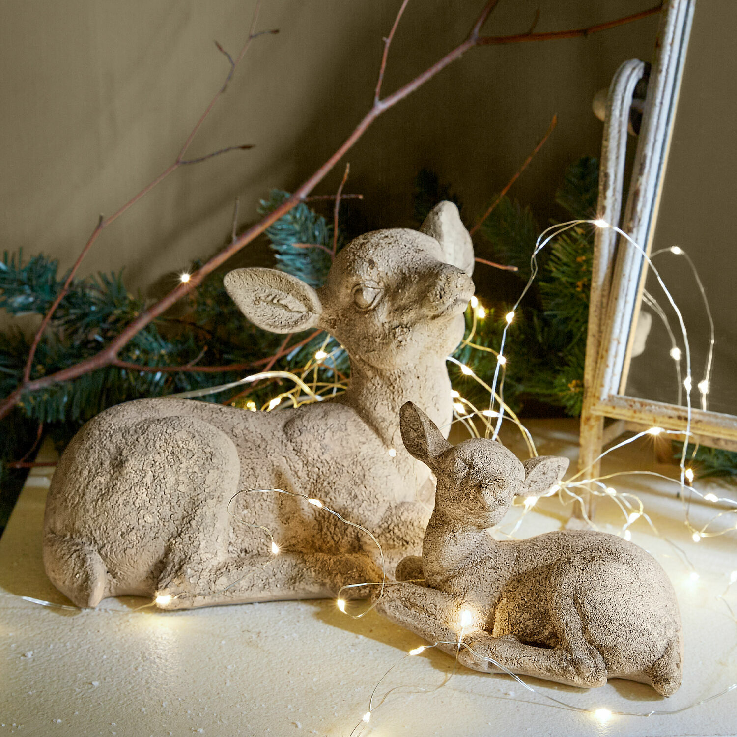 Cierva con cría Thaloria Figuras decorativas de ciervos en piedra beige con luces LED delicadas para decoración interior