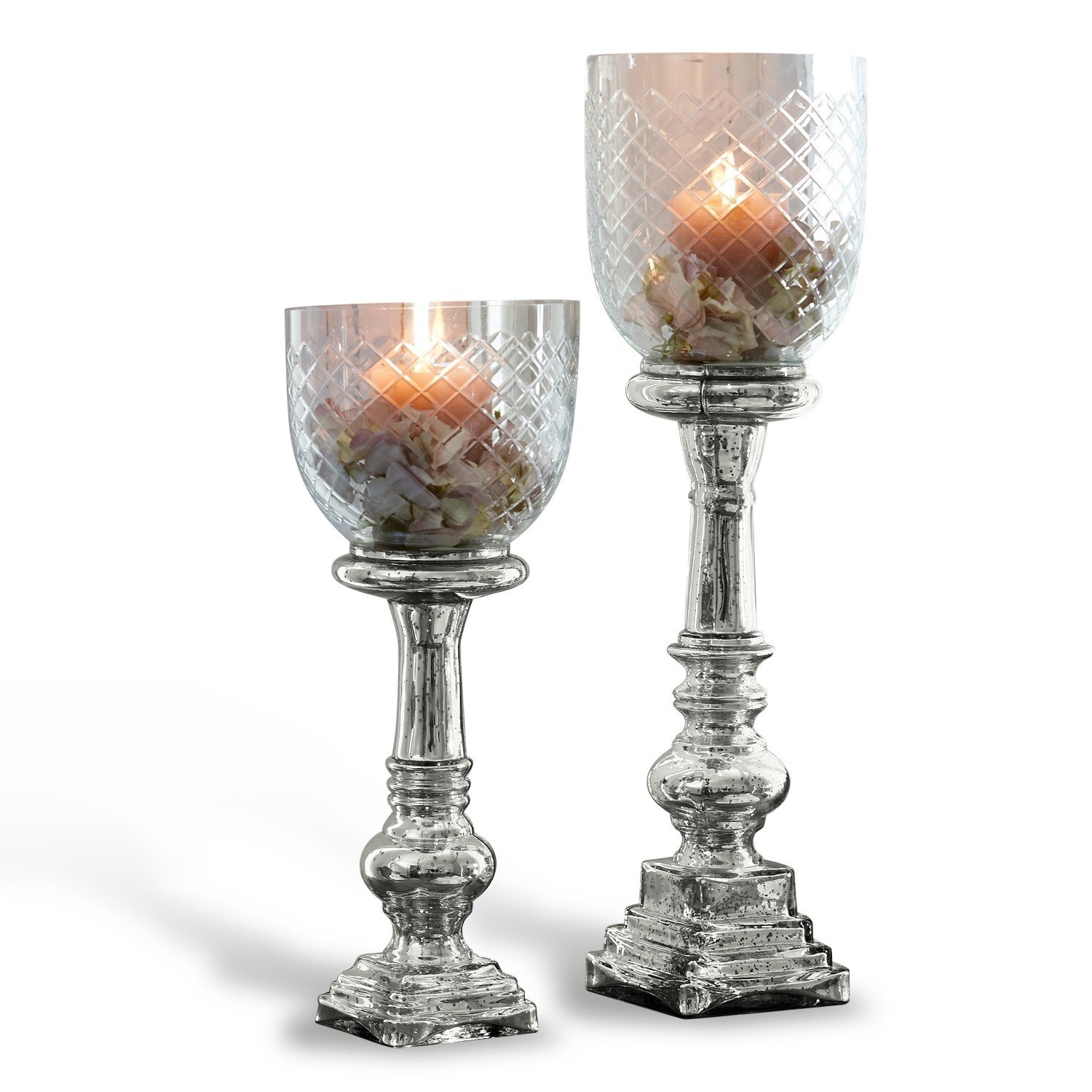 Set de 2 candeleros Layci Dos candelabros decorativos de vidrio con relieve y acabado metálico, elegante accesorio para interiores
