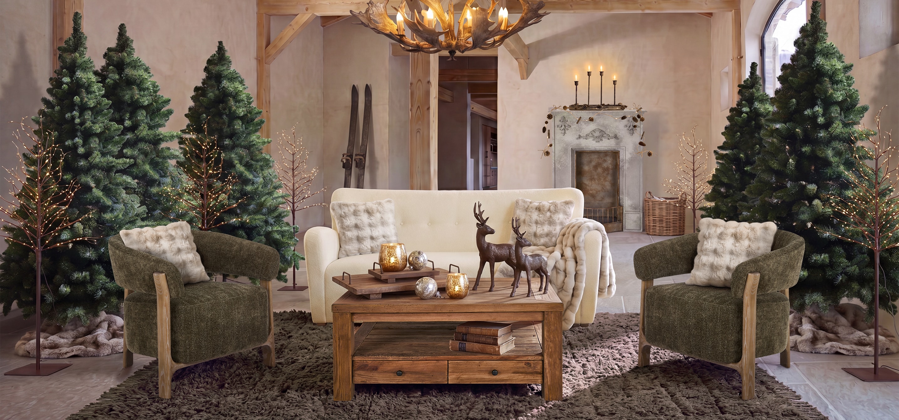 Sala acogedora con sofá crema, sillones verdes y mesa de madera sobre alfombra mullida