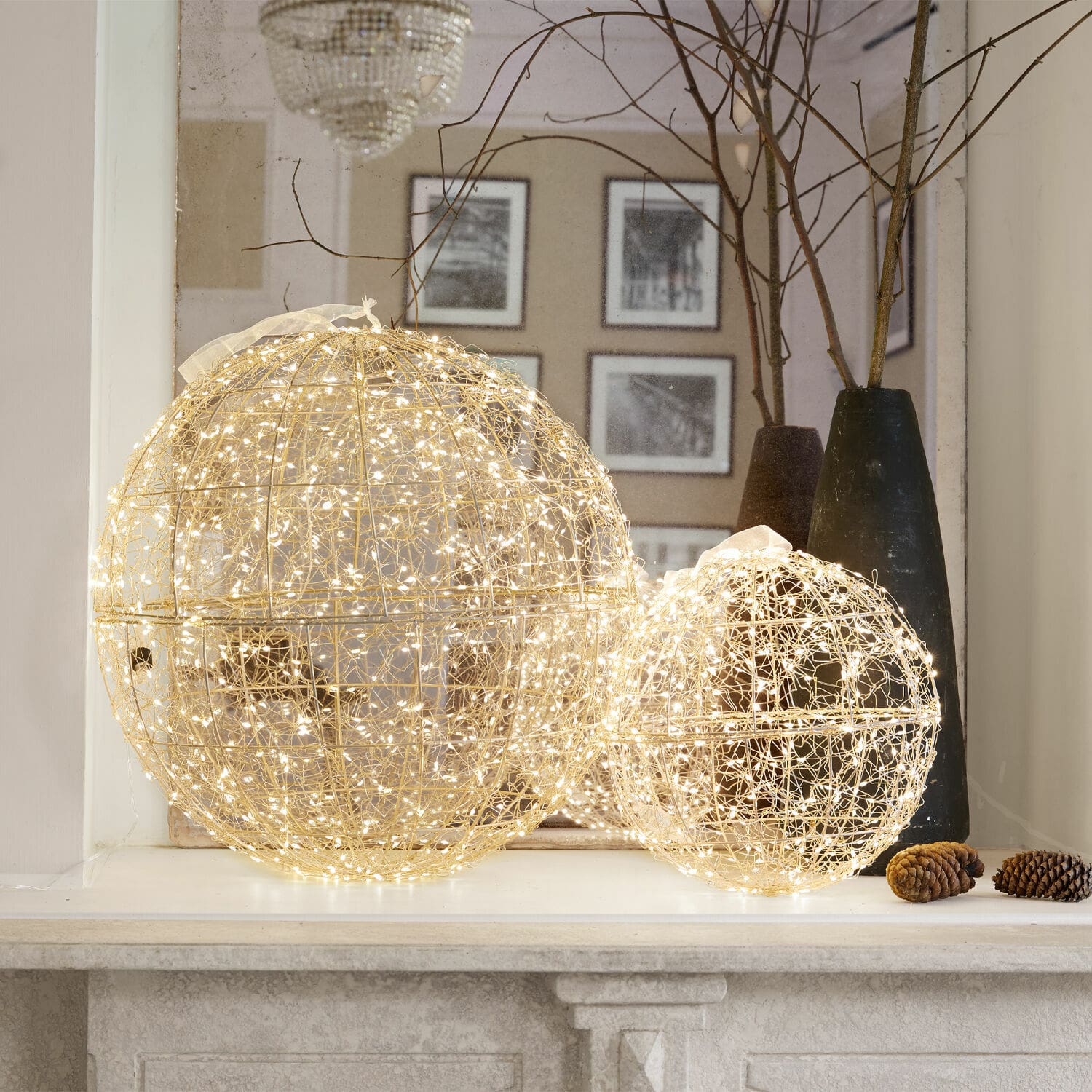 Set de 2 esferas LED Ambertin Dos esferas decorativas de alambre dorado con luces LED, ideales para iluminación navideña interior.